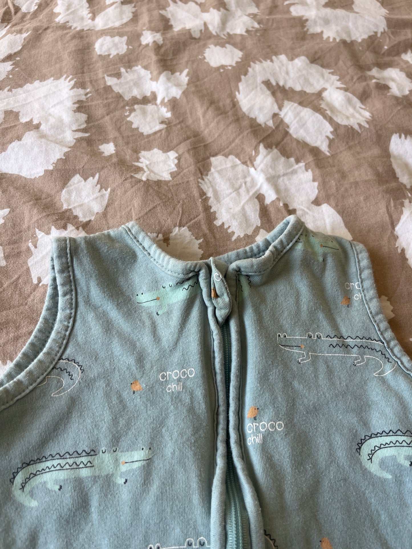 Gigoteuse légère TOG1 vert sauge à zip motifs crocodiles - 0/6 mois
