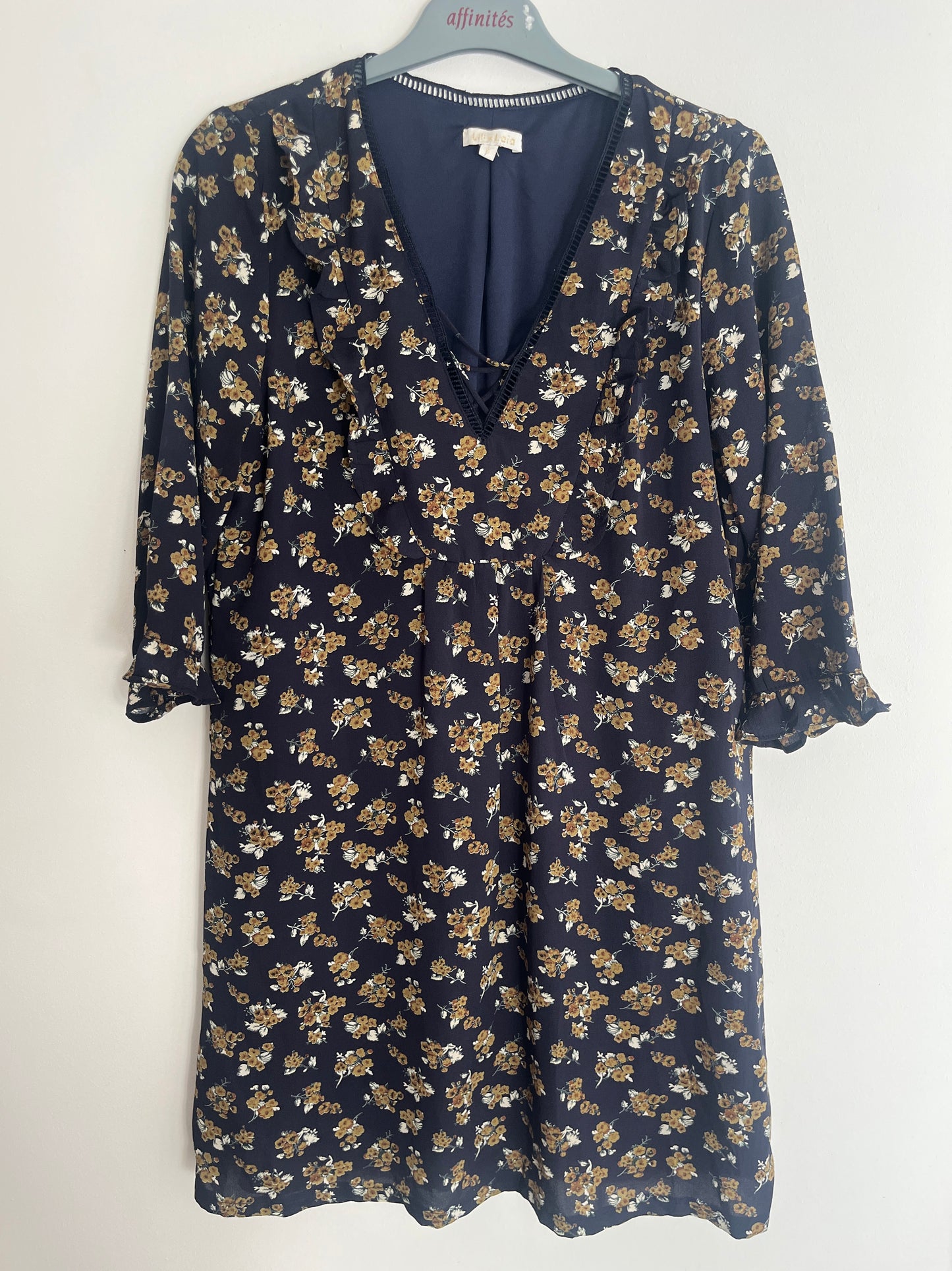 Robe courte manches 3/4 fleurie avec col V - S