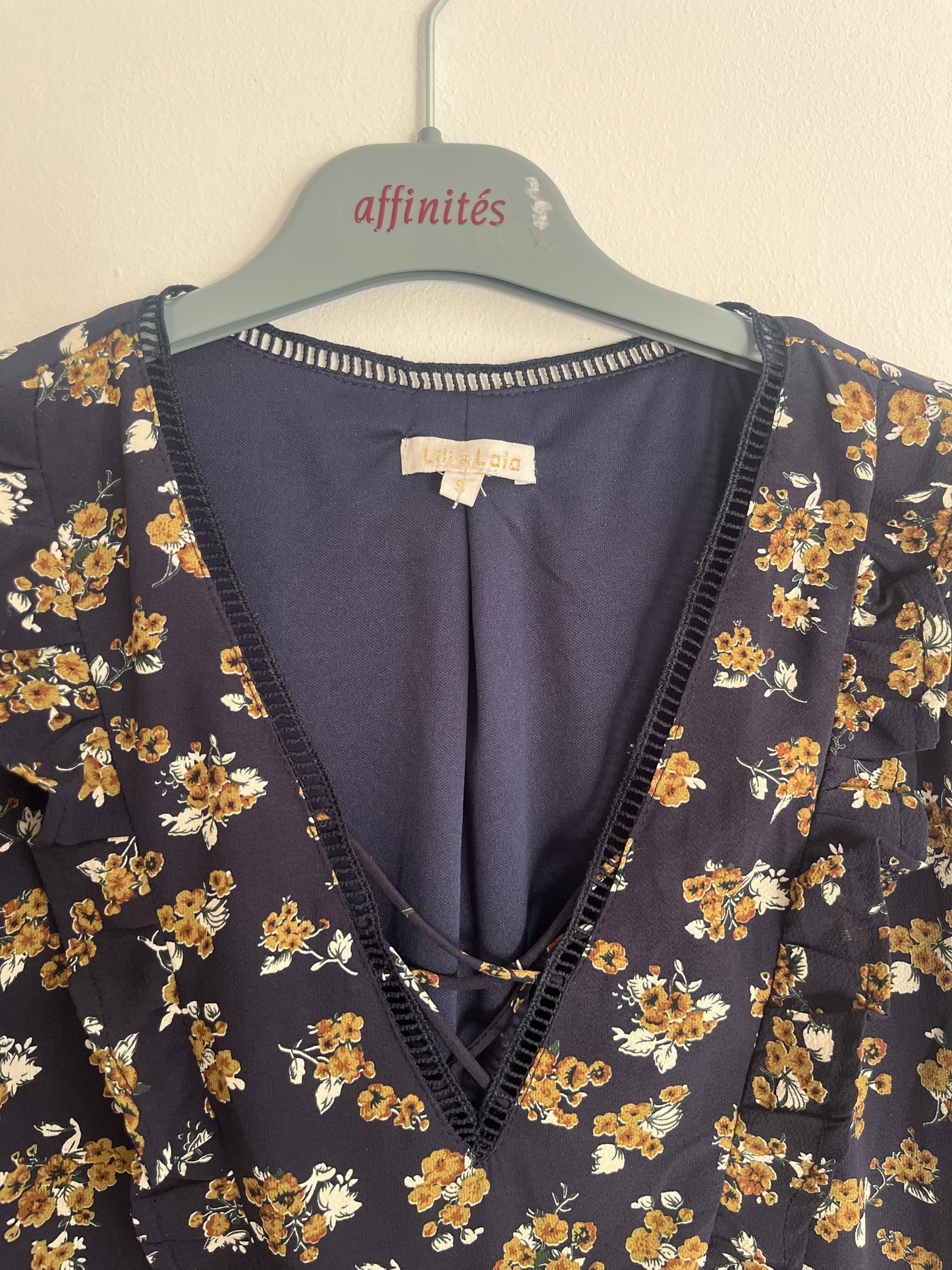 Robe courte manches 3/4 fleurie avec col V - S