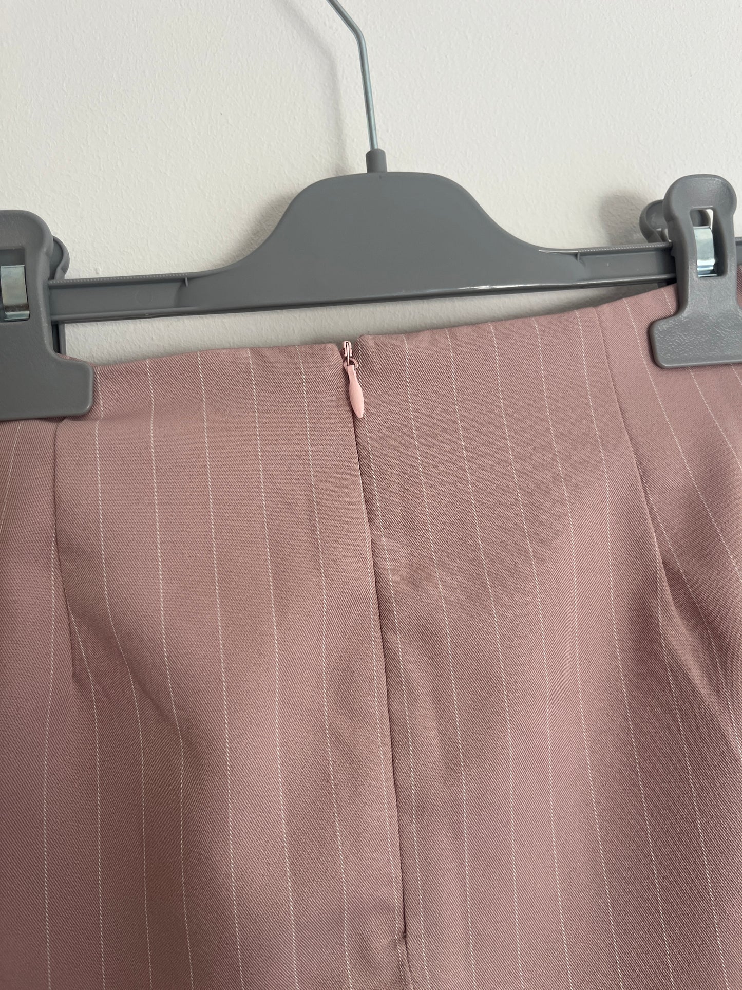 Jupe courte rose à rayures blanches - S