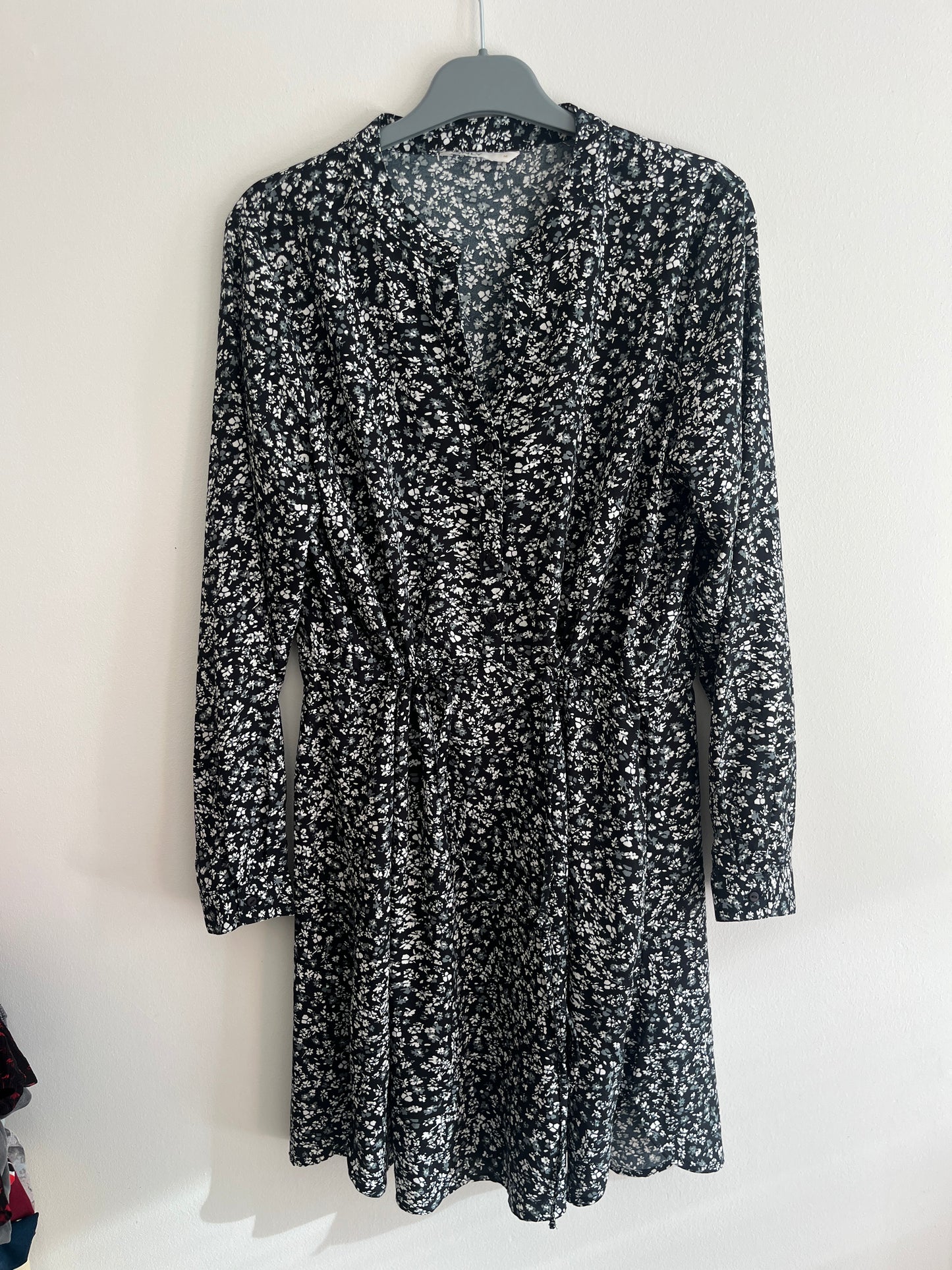 Robe courte à manches longues fleurie et cintrée Only - M