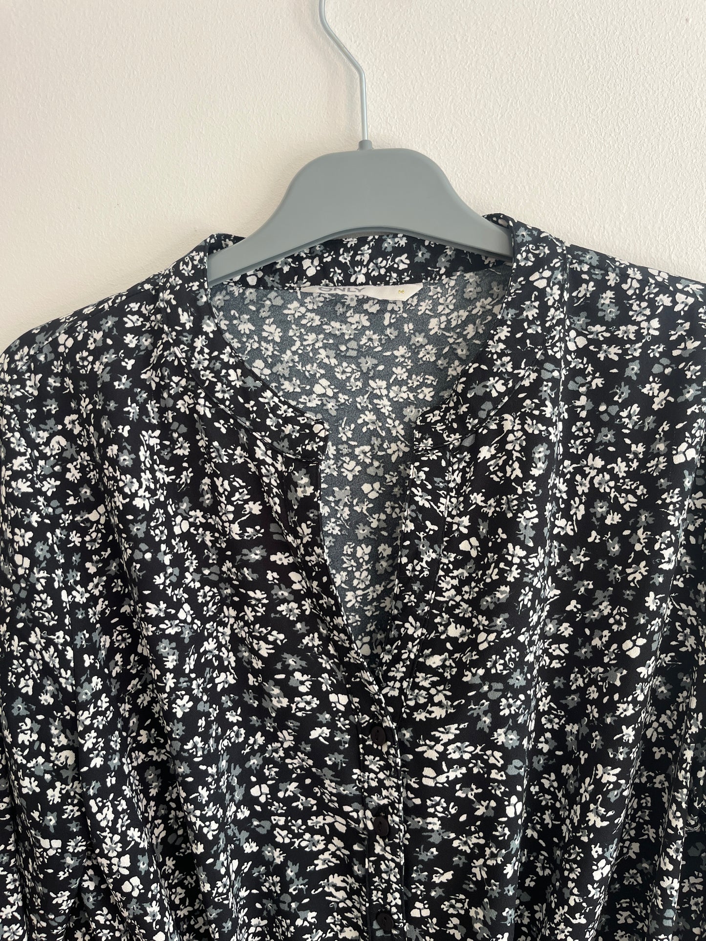 Robe courte à manches longues fleurie et cintrée Only - M