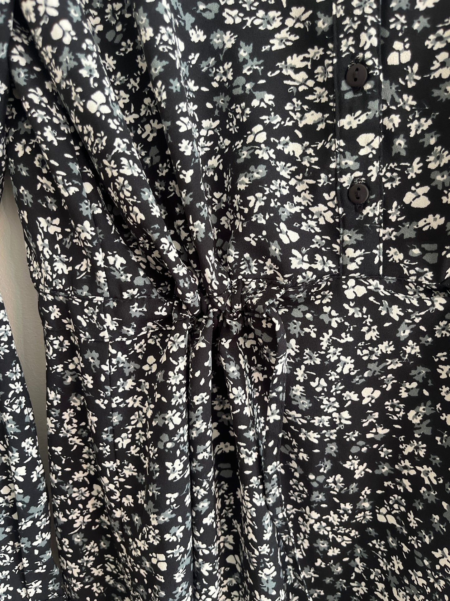 Robe courte à manches longues fleurie et cintrée Only - M