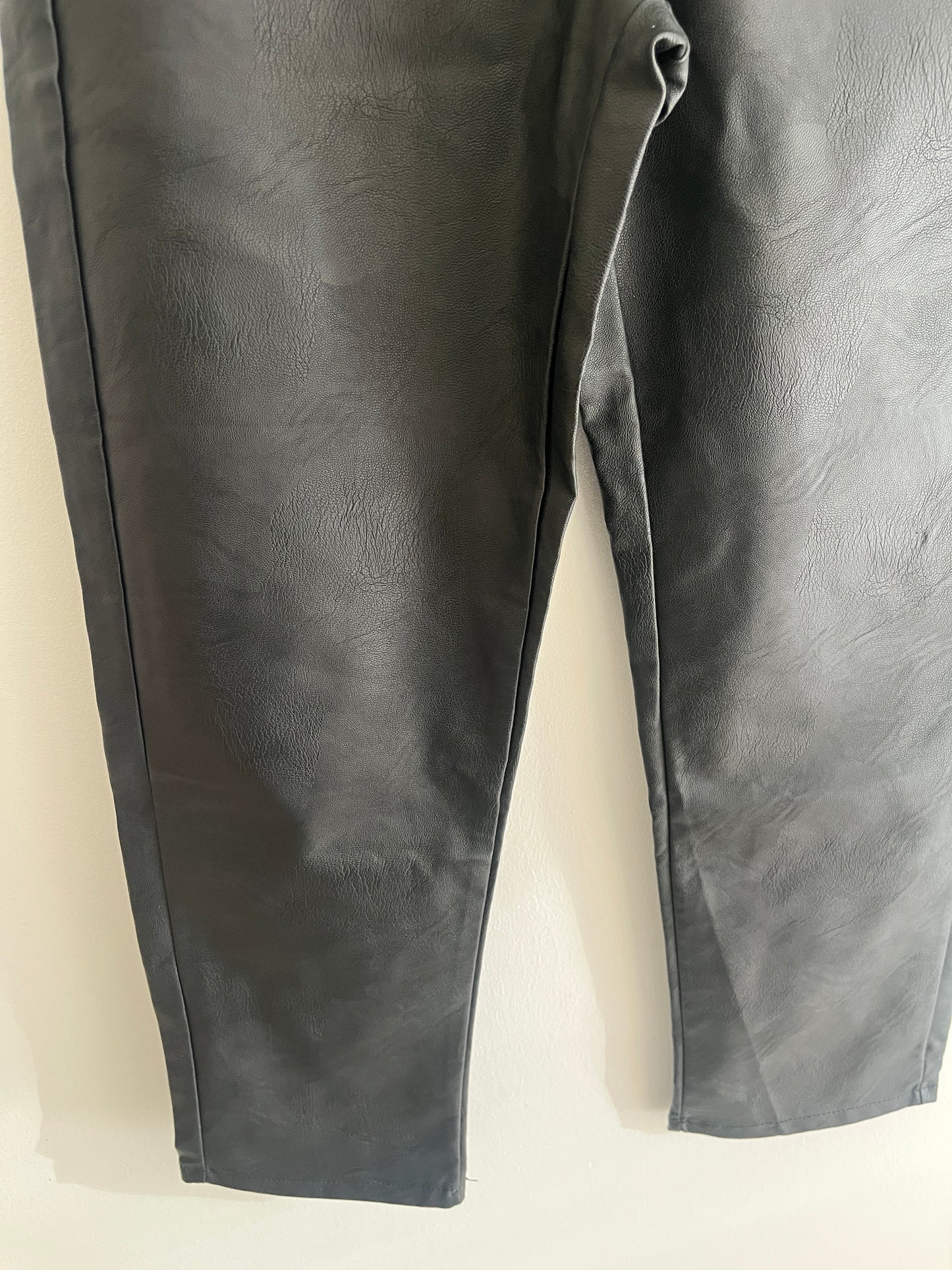 Pantalon droit en simili cuir NEUF - M