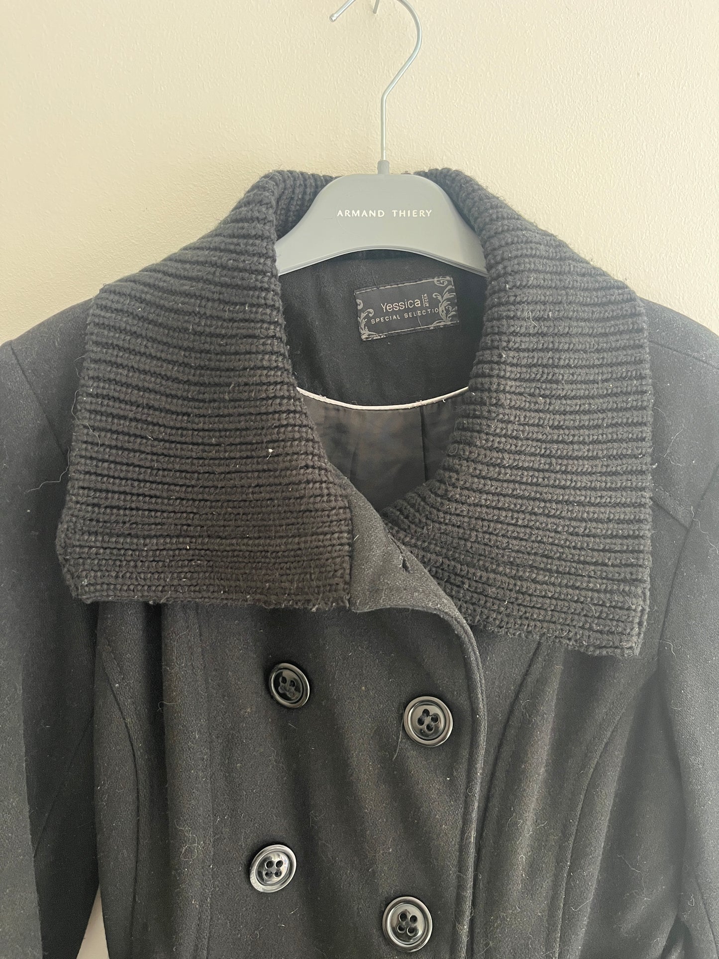 Manteau noir en velours ceinturé et boutons - M