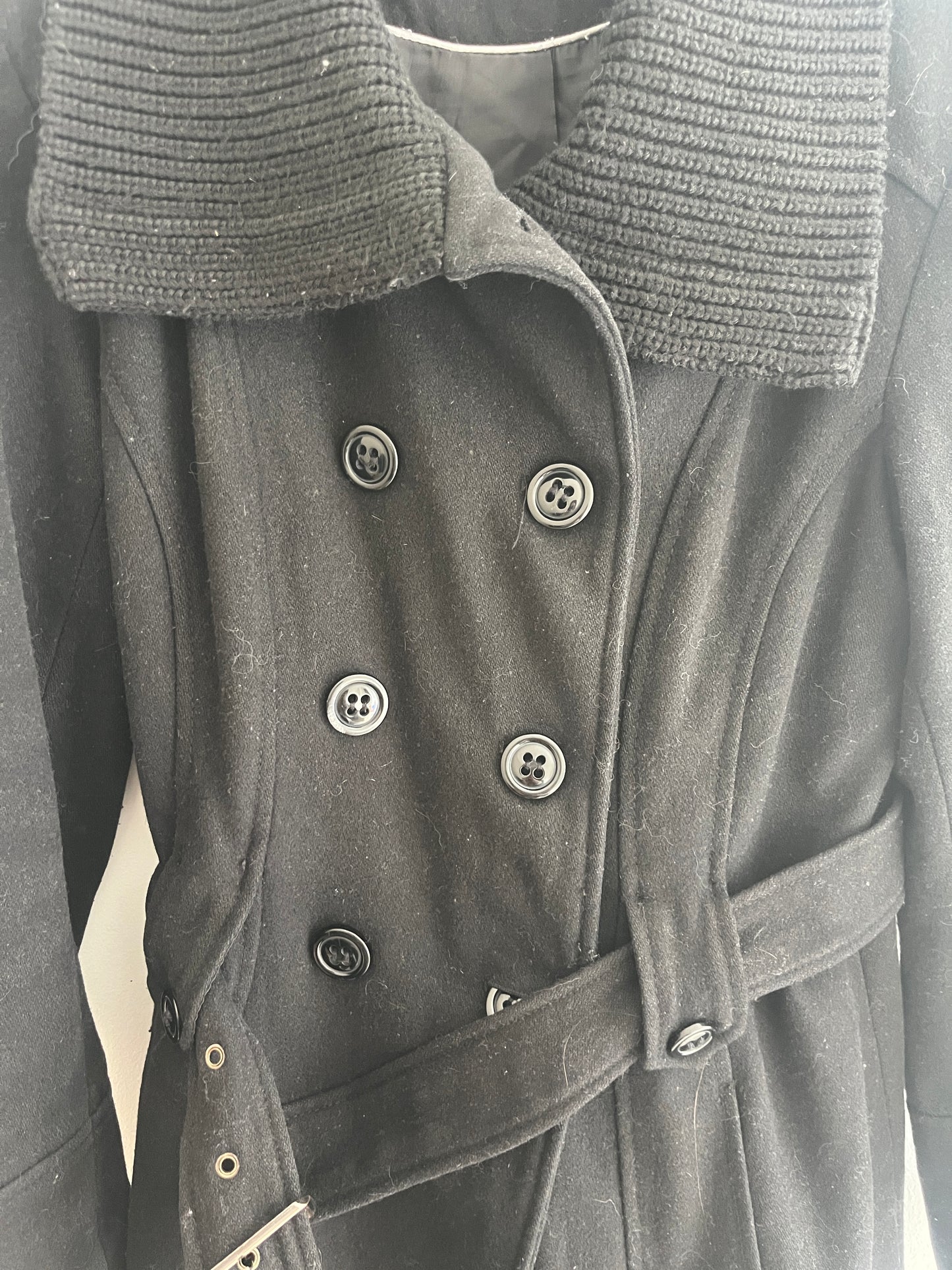 Manteau noir en velours ceinturé et boutons - M