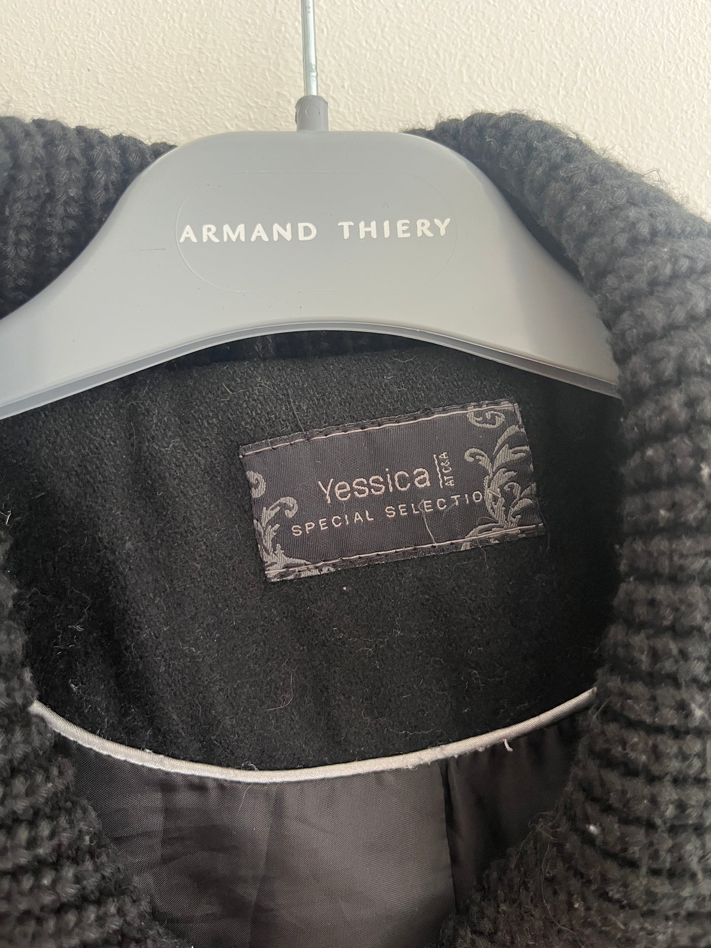 Manteau noir en velours ceinturé et boutons - M