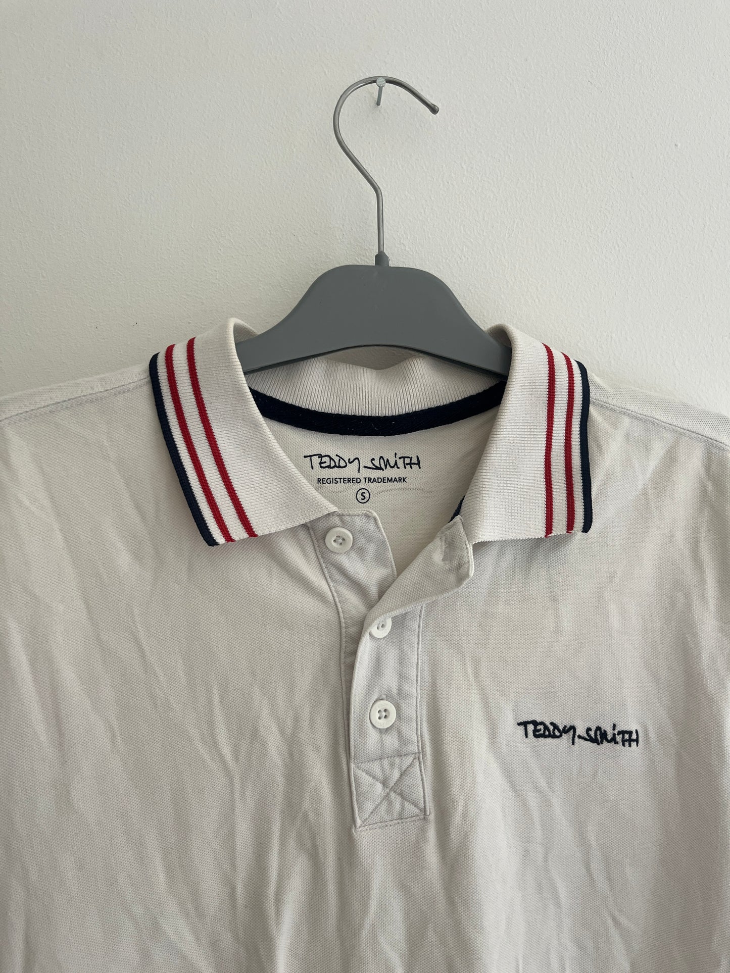 Polo à manches courtes blanc avec détails bleus et rouges Teddy Smith - S