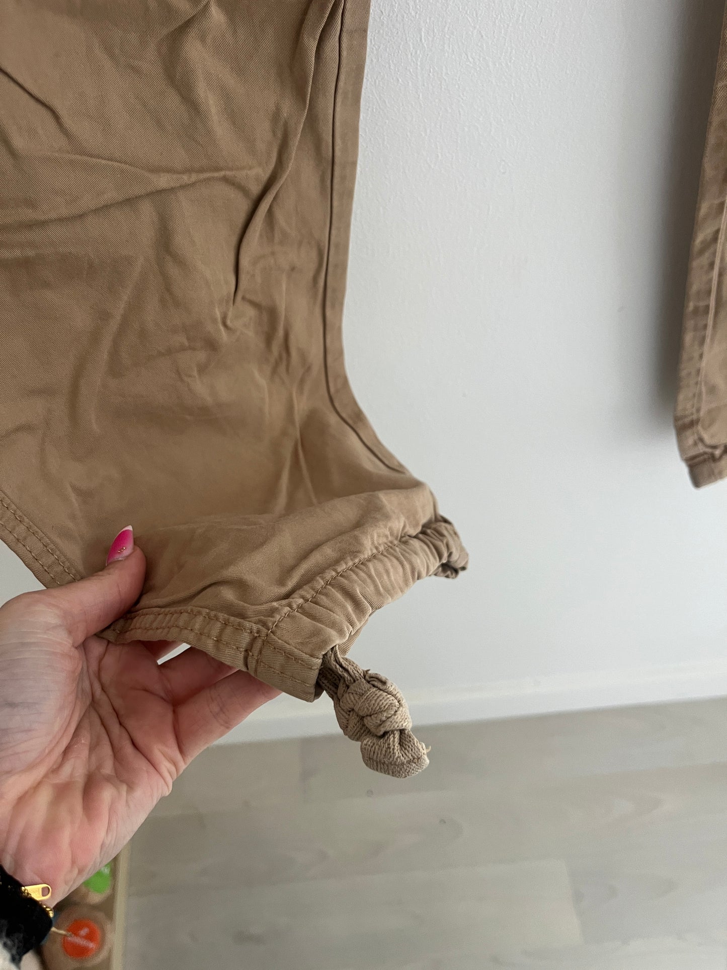 Pantalon cargo beige avec élastiques aux chevilles - M