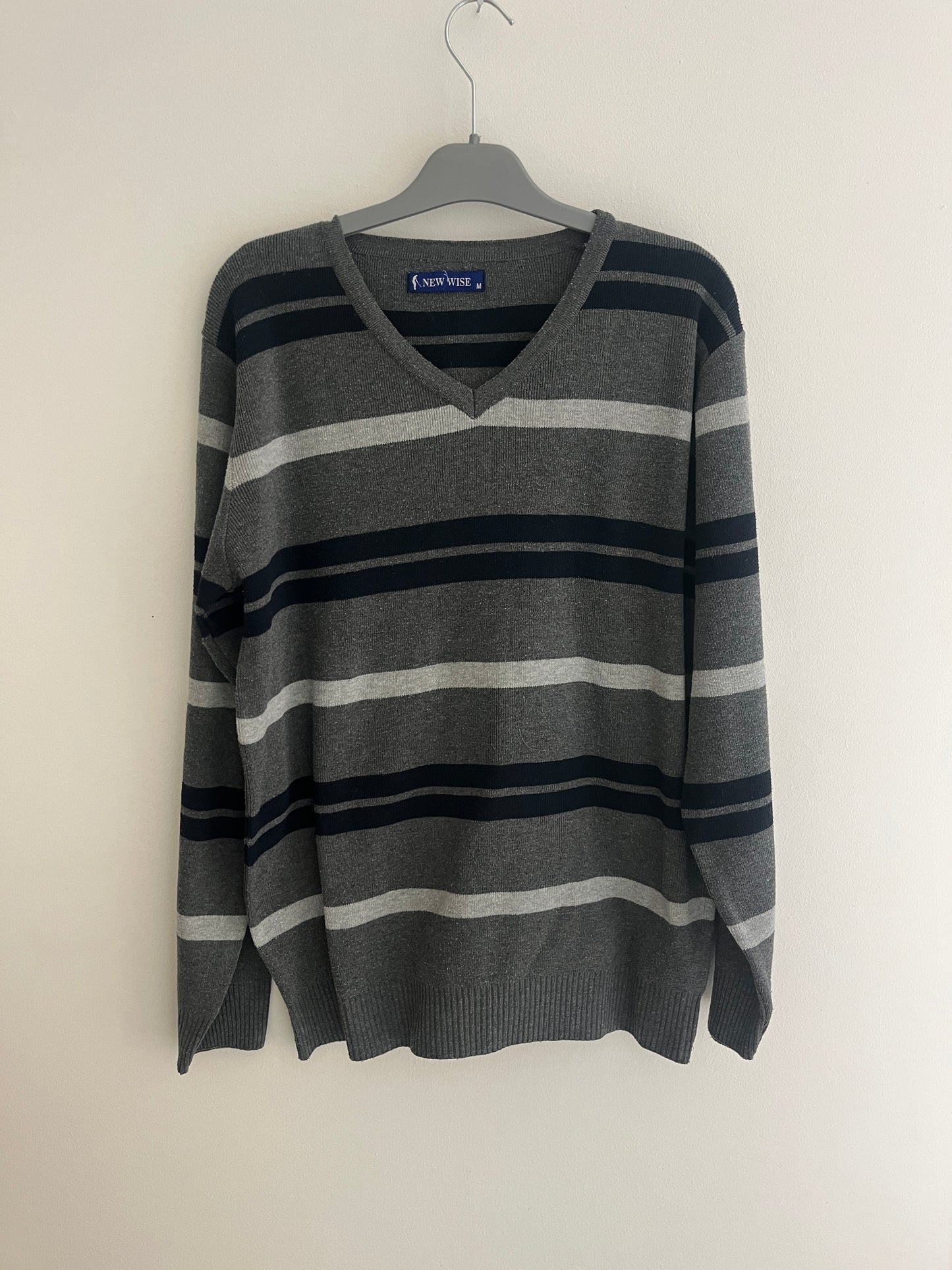 Pull à manches longues gris avec rayures et col V - M