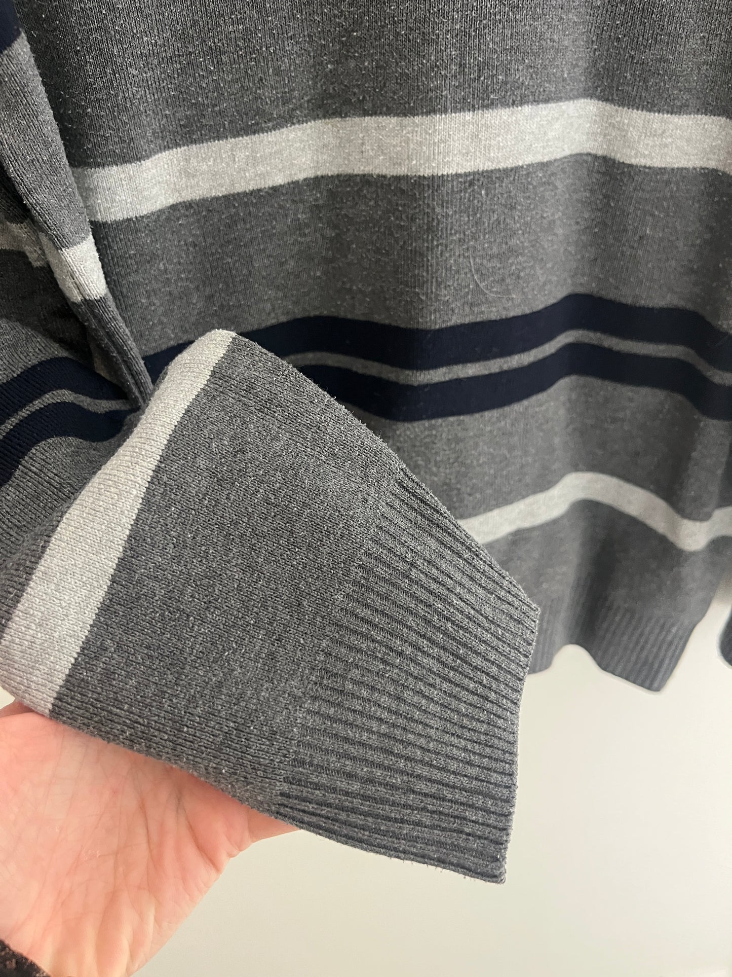Pull à manches longues gris avec rayures et col V - M