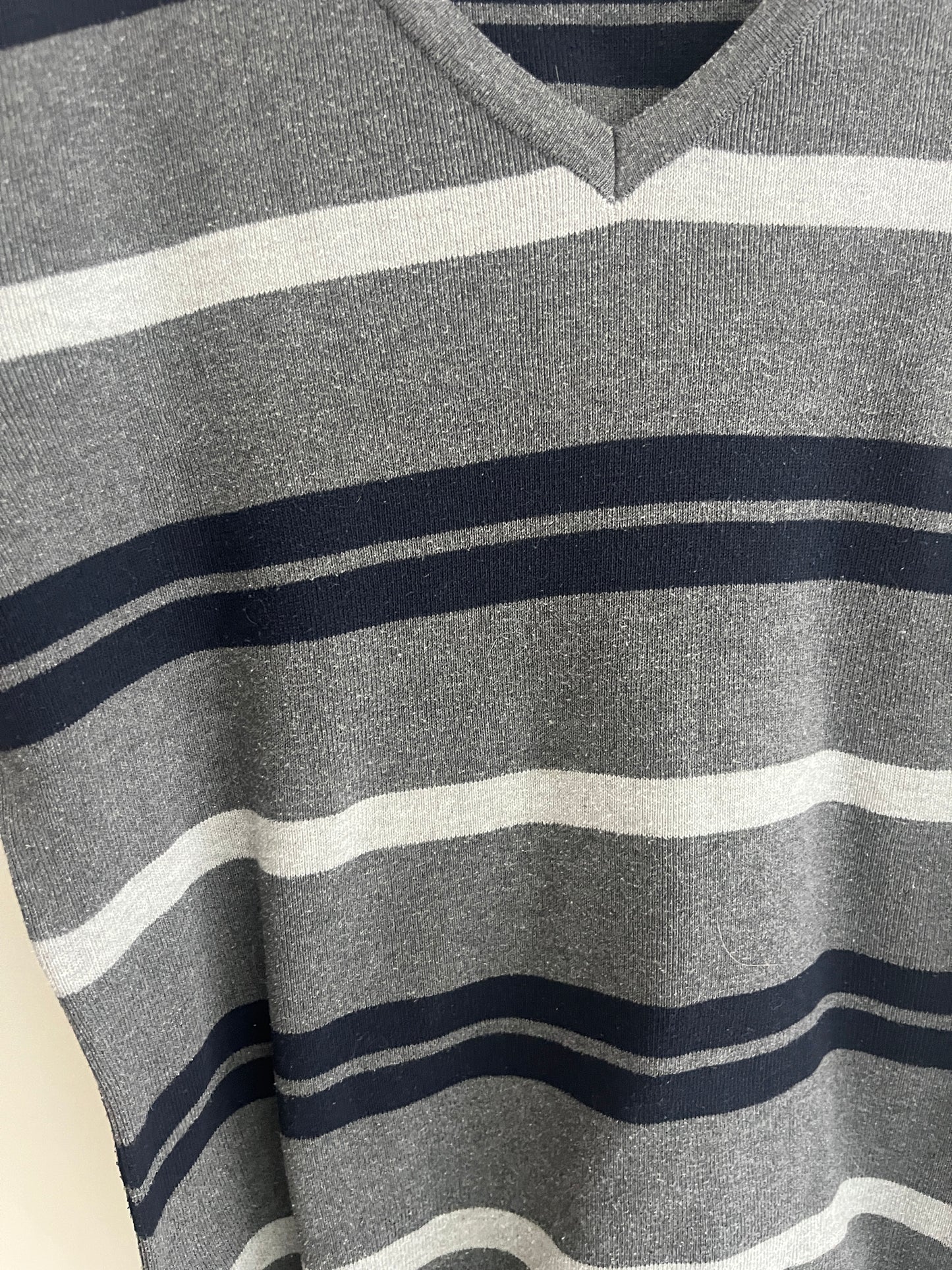 Pull à manches longues gris avec rayures et col V - M