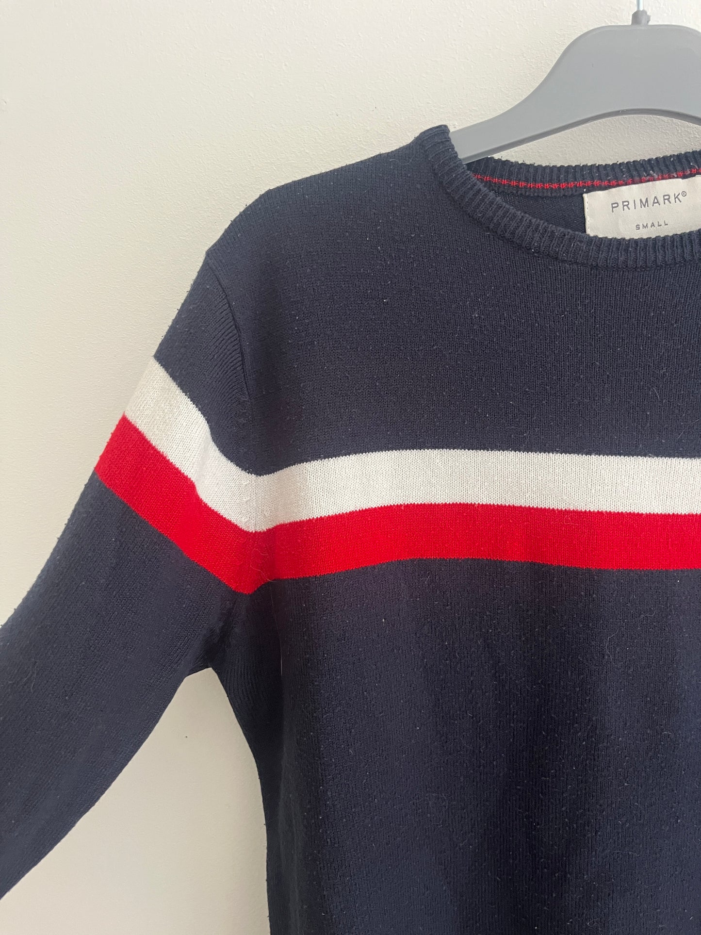 Pull à manches longues bleu avec bandes rouges et blanches - S