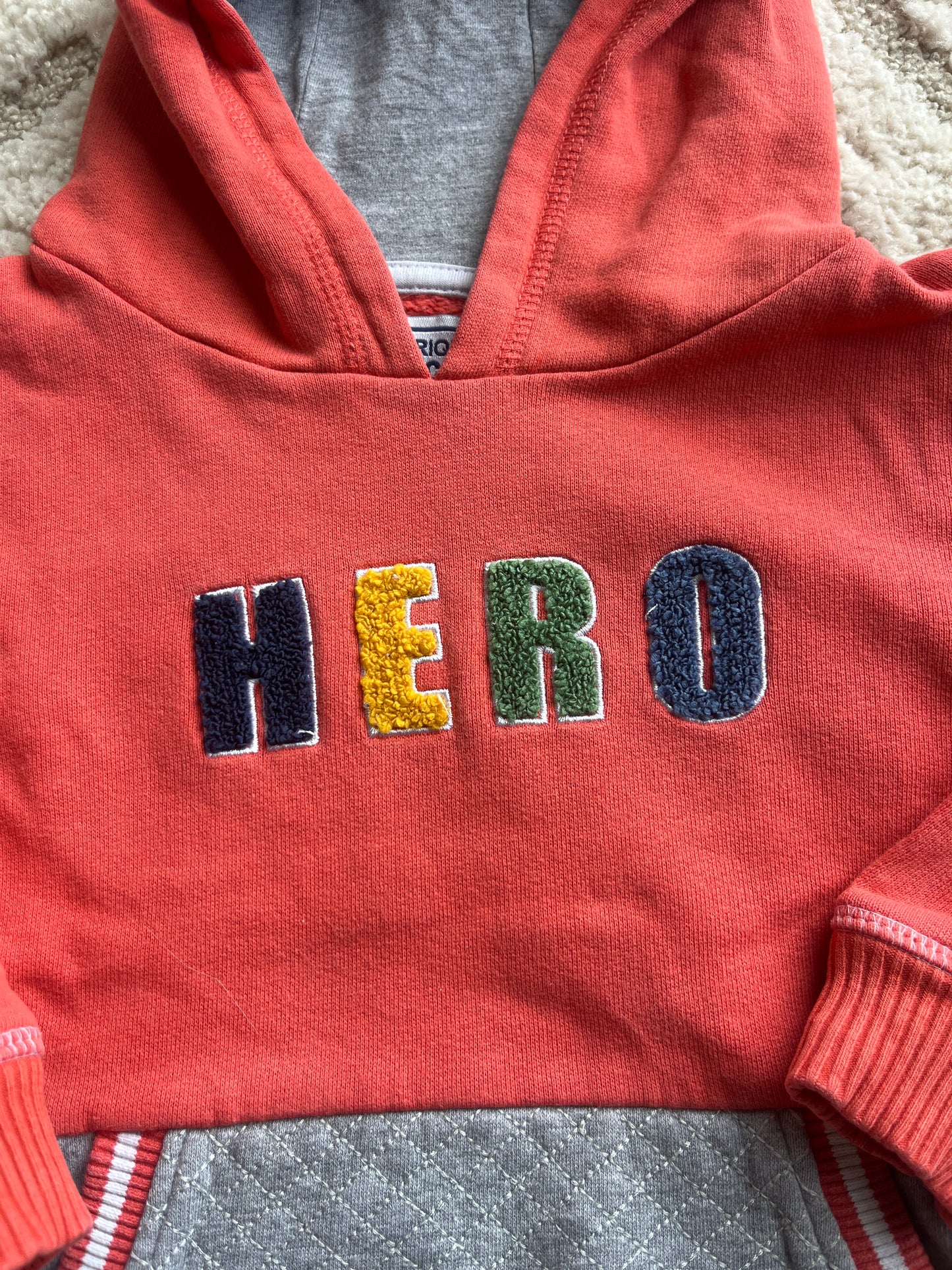 Sweat à manches longues corail et gris à capuche « Hero » - 4 ans