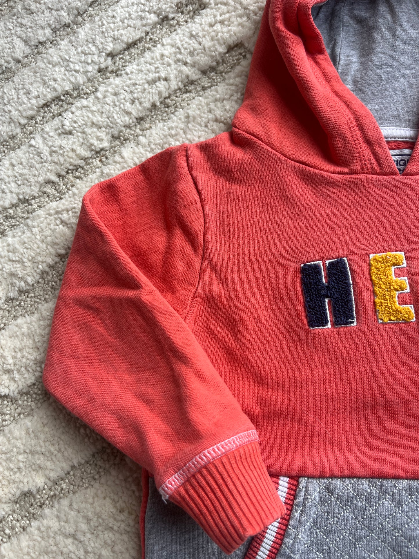 Sweat à manches longues corail et gris à capuche « Hero » - 4 ans