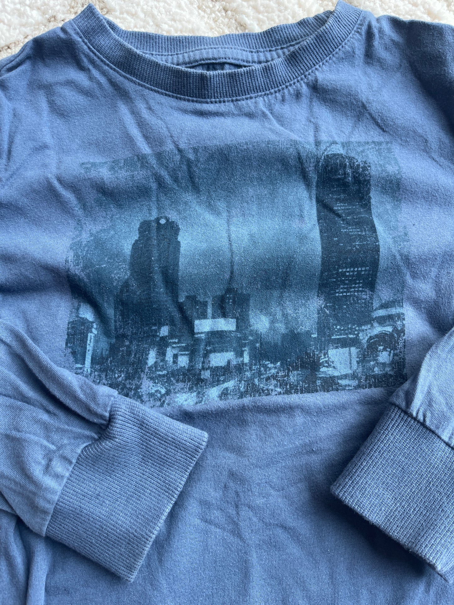T-shirt à manches longues bleu paysage ville Kiabi - 5 ans