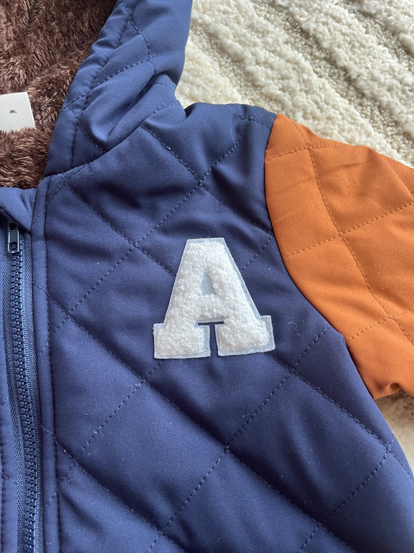 Blouson matelassé orange et bleu « A » - 6 ans