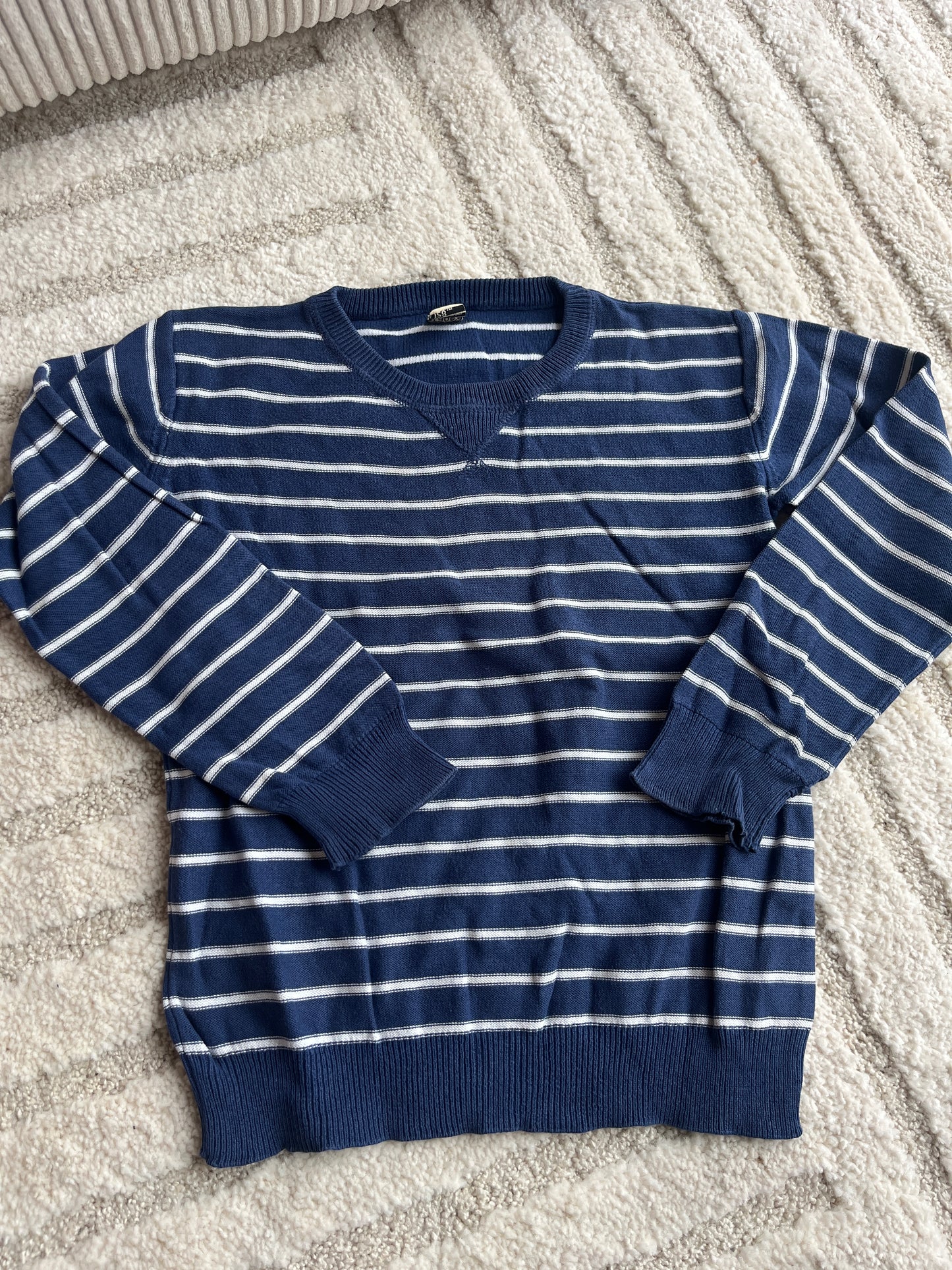 Pull en maille à manches longues bleu marine rayé blanc col V TAO - 8 ans