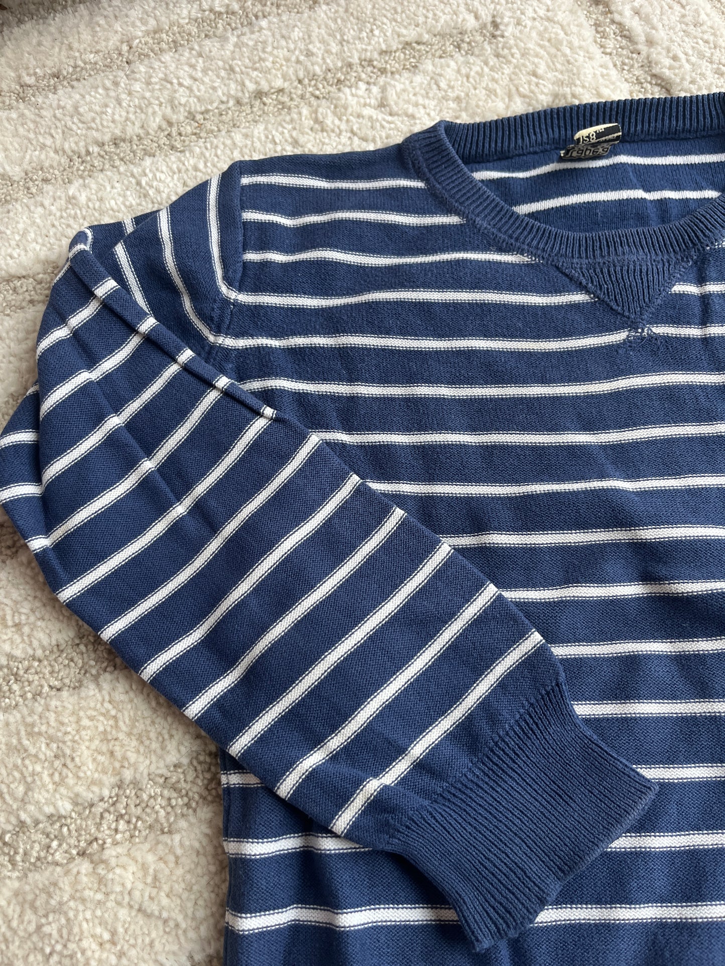 Pull en maille à manches longues bleu marine rayé blanc col V TAO - 8 ans