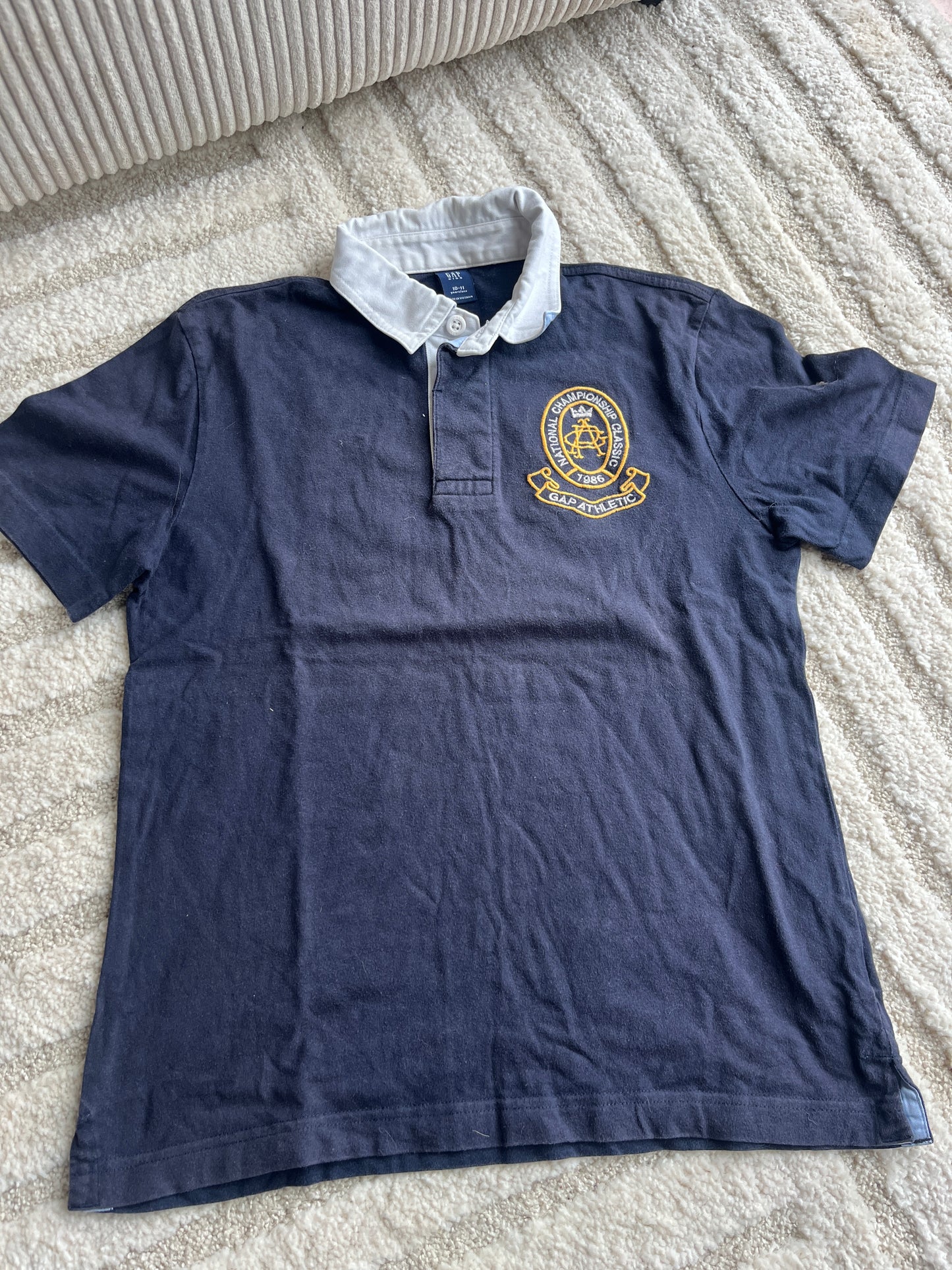 Polo à manches courtes noir avec blason jaune GAP - 10/11 ans
