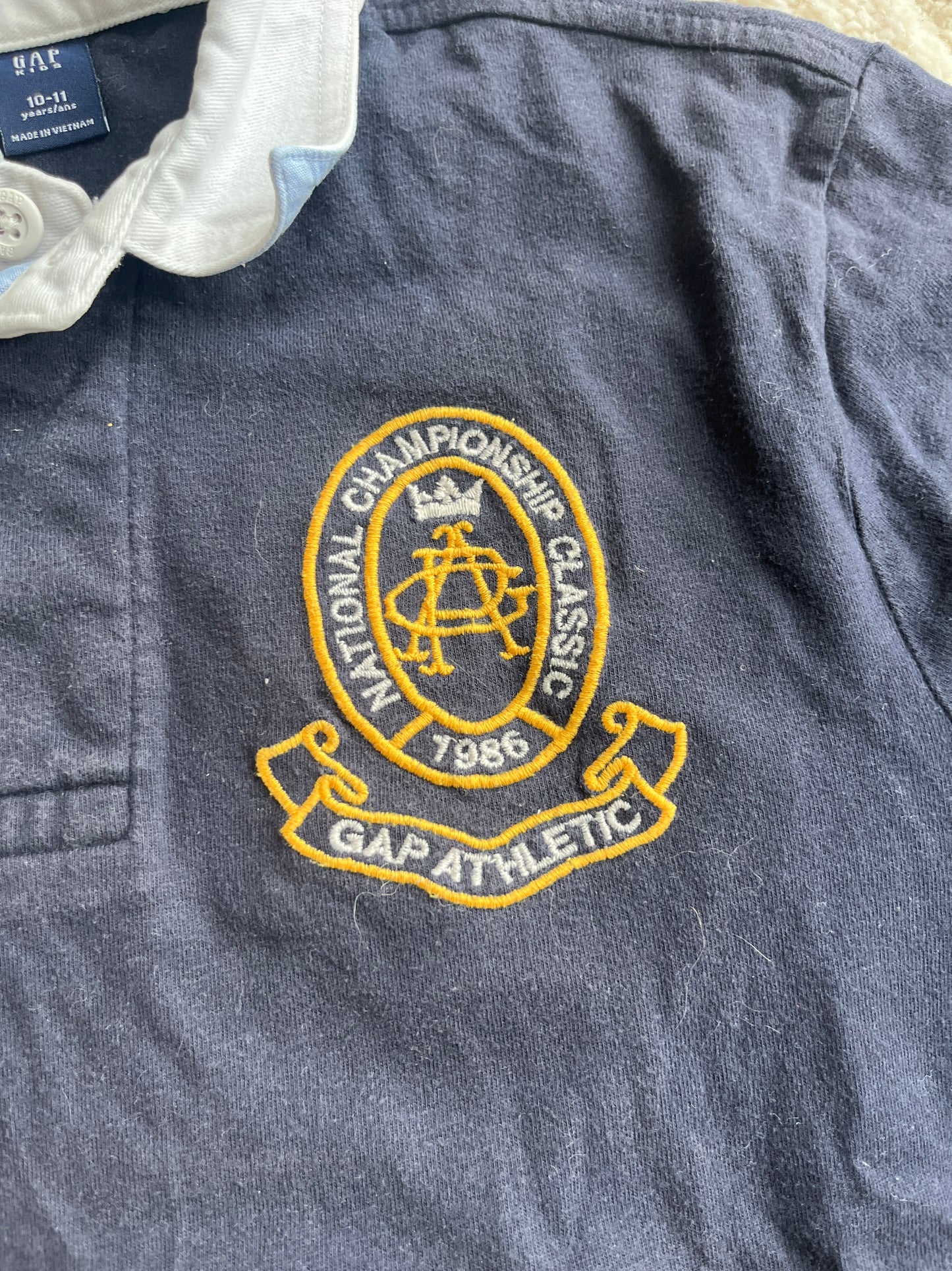 Polo à manches courtes noir avec blason jaune GAP - 10/11 ans
