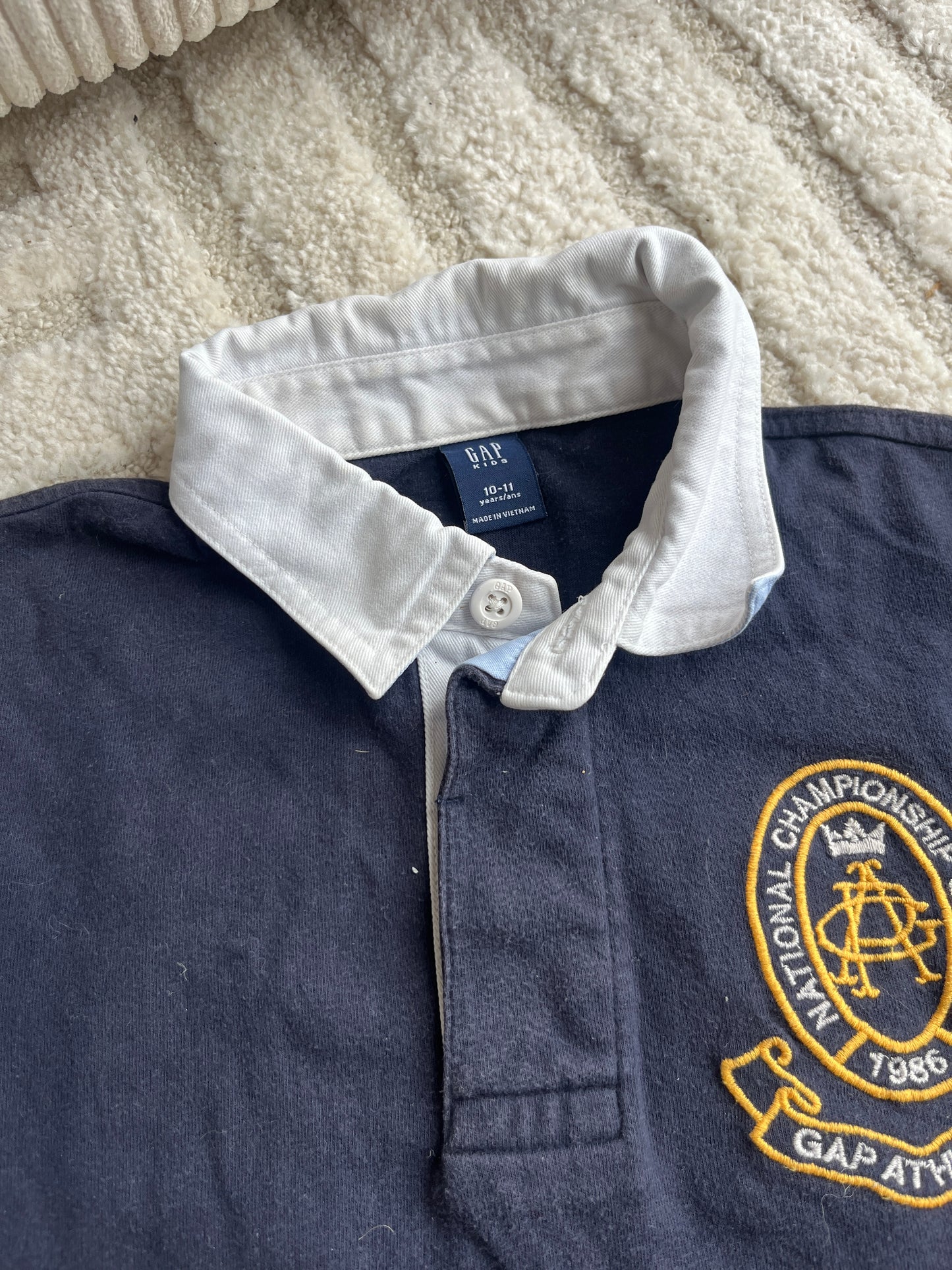 Polo à manches courtes noir avec blason jaune GAP - 10/11 ans