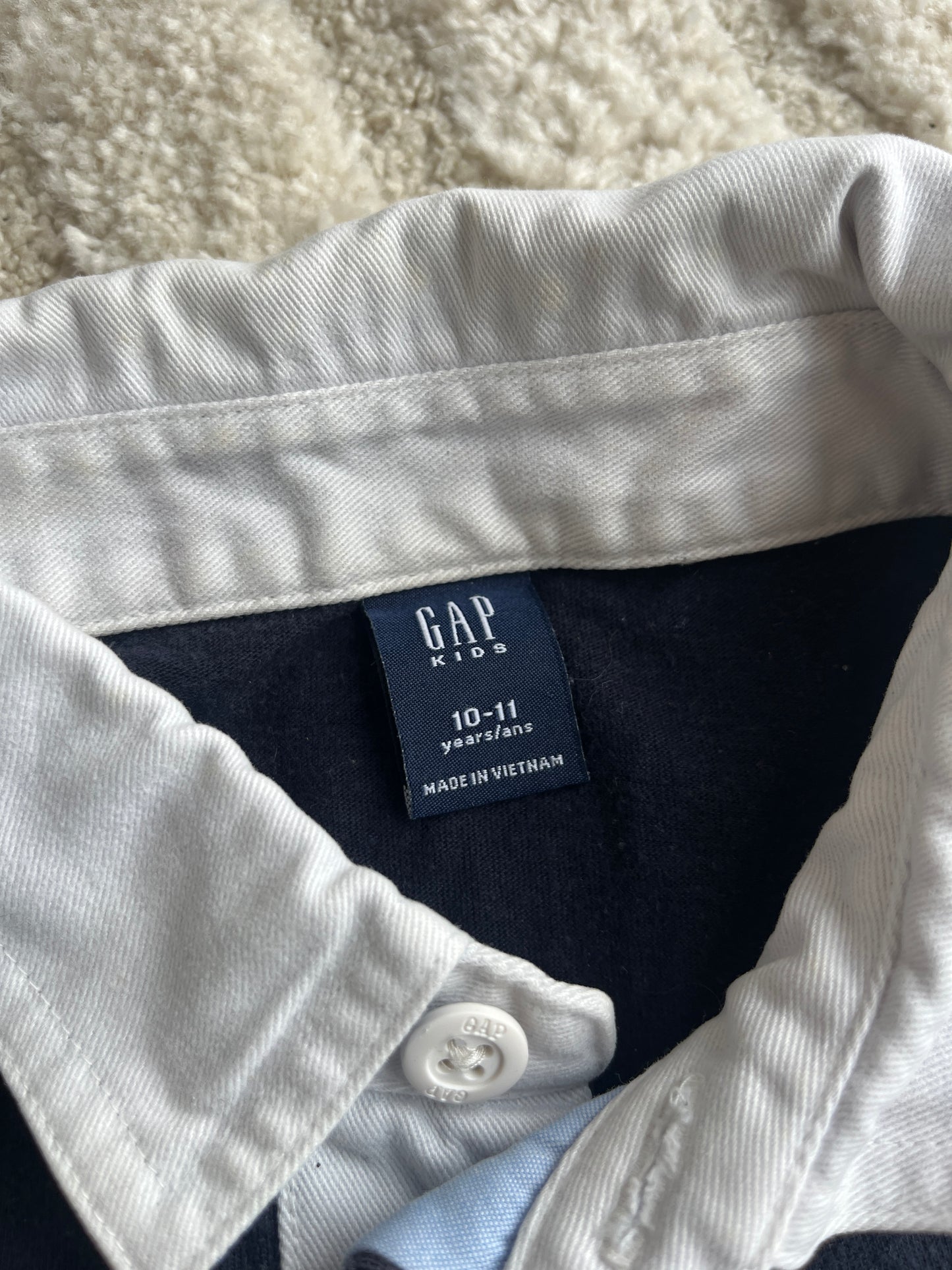Polo à manches courtes noir avec blason jaune GAP - 10/11 ans