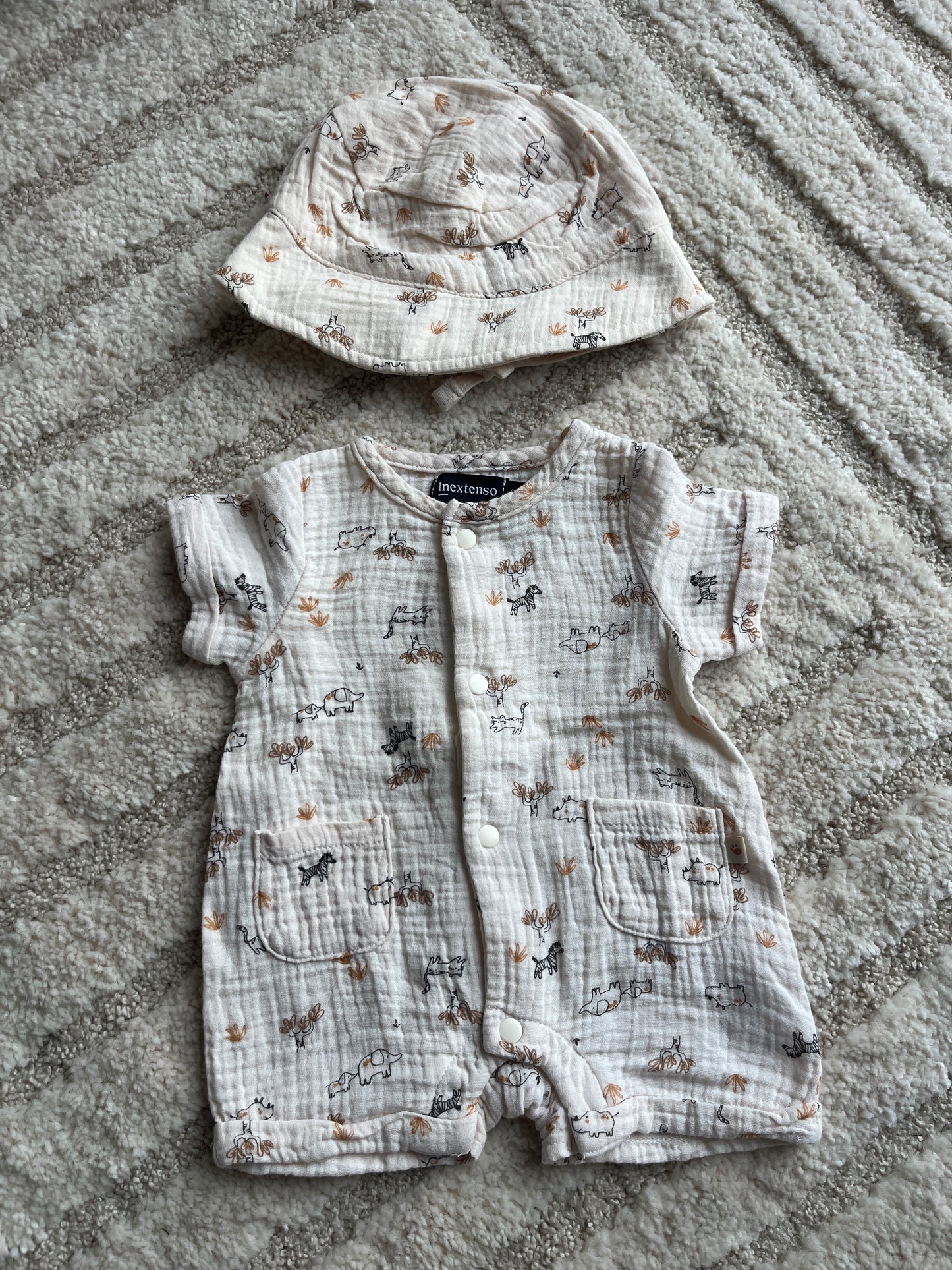 Ensemble barboteuse + chapeau beige motifs animaux savane effet gaze de coton - 0 mois