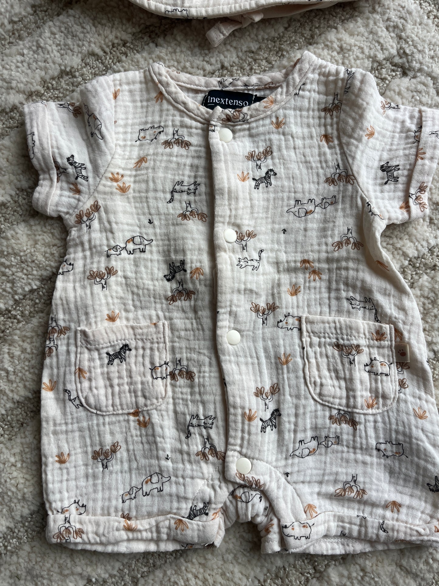 Ensemble barboteuse + chapeau beige motifs animaux savane effet gaze de coton - 0 mois