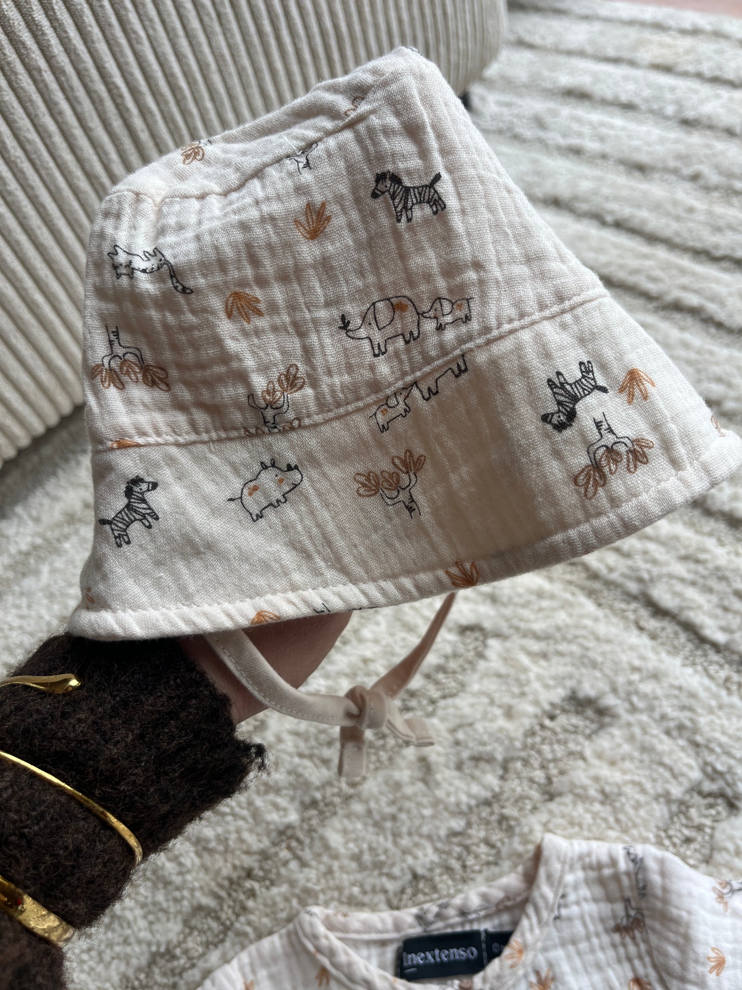 Ensemble barboteuse + chapeau beige motifs animaux savane effet gaze de coton - 0 mois
