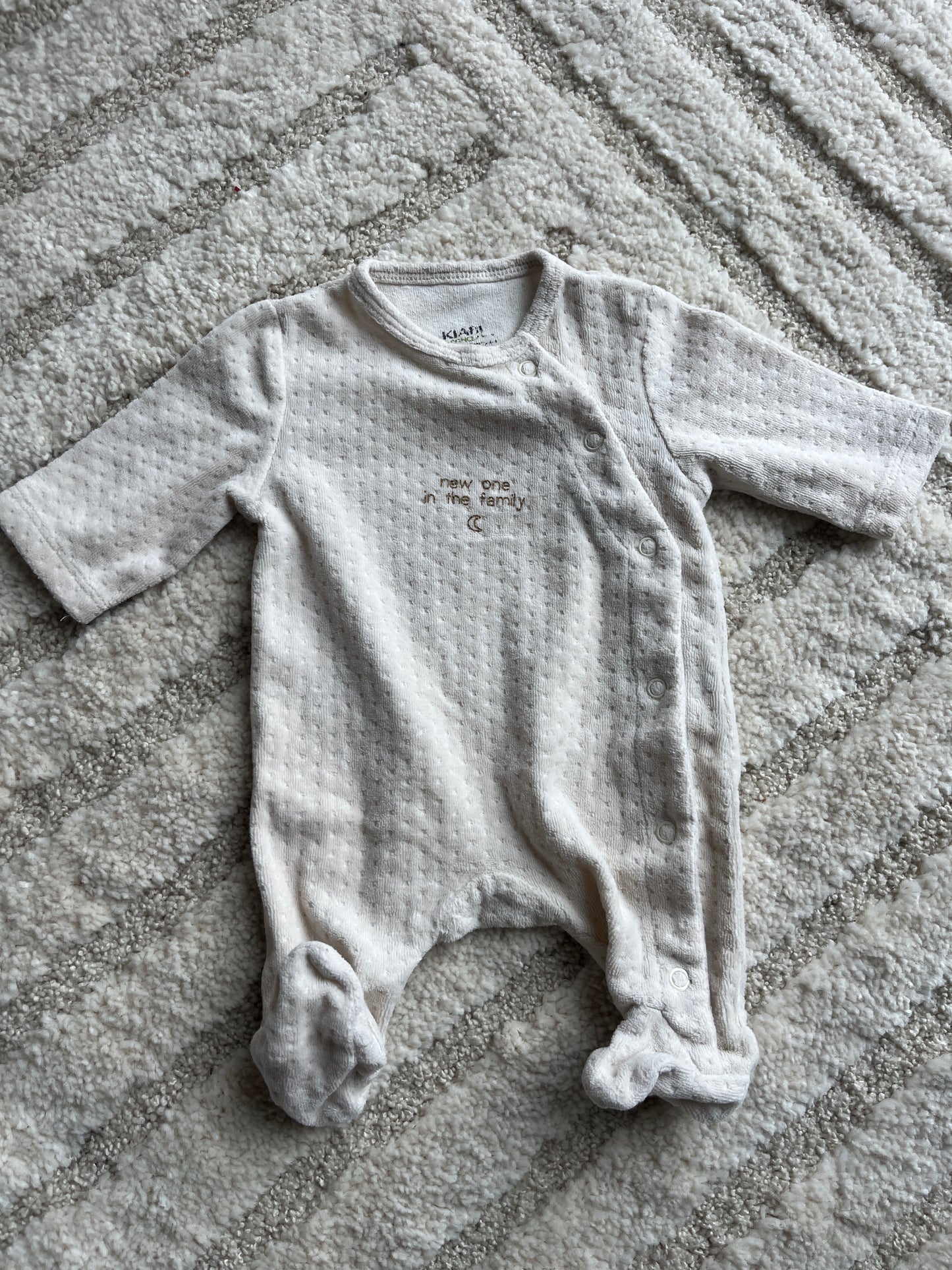 Pyjama velours beige effet matelassé « New one in the Family » - 0 mois