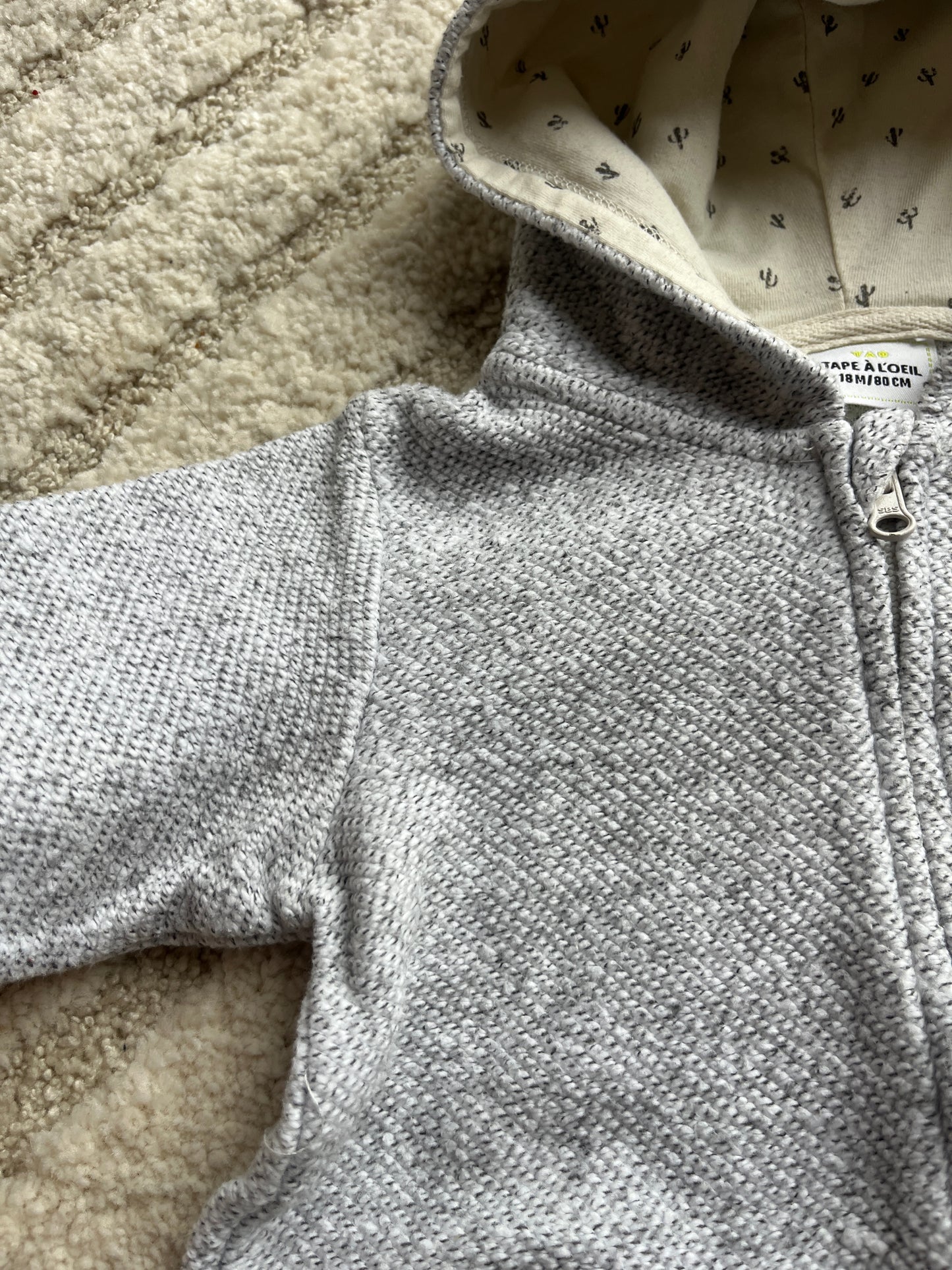 Veste à manches longues gris chiné ave capuche TAO - 18 mois
