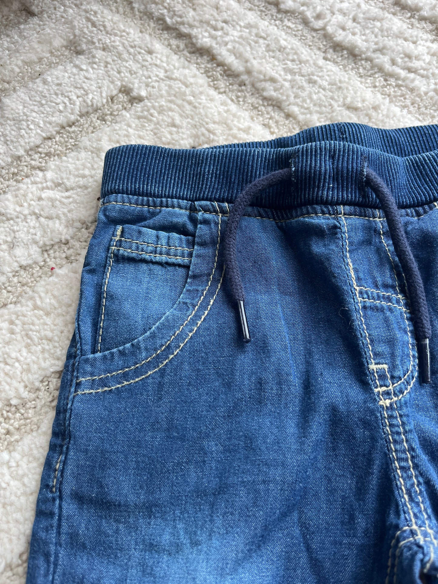 Jean bleu effet délavé avec poches NEUF - 18/24 mois (92cm)