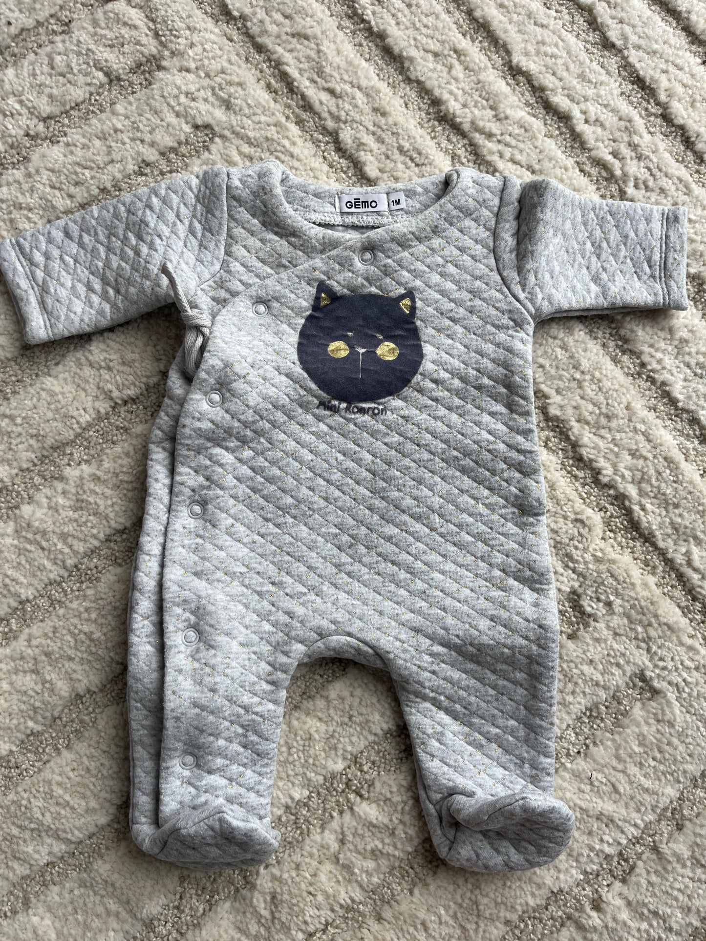 Pyjama gris effet matelassé à paillettes dorées et avec tête de chat - 1 mois