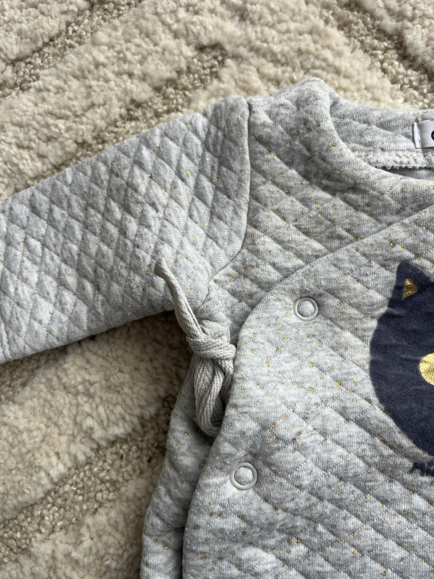 Pyjama gris effet matelassé à paillettes dorées et avec tête de chat - 1 mois