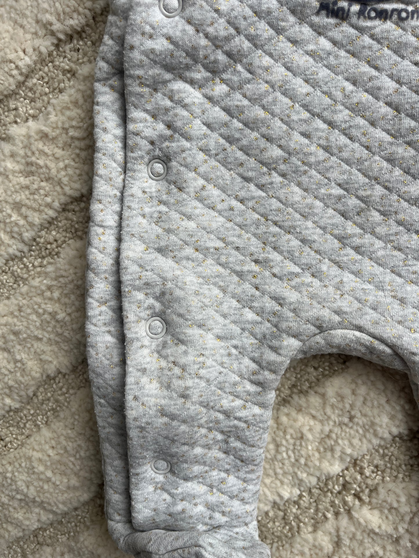 Pyjama gris effet matelassé à paillettes dorées et avec tête de chat - 1 mois