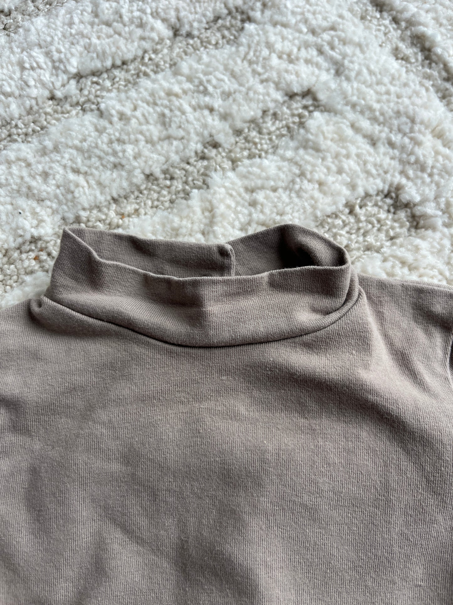 T-shirt à manches longues beige avec col roulé - 3 mois