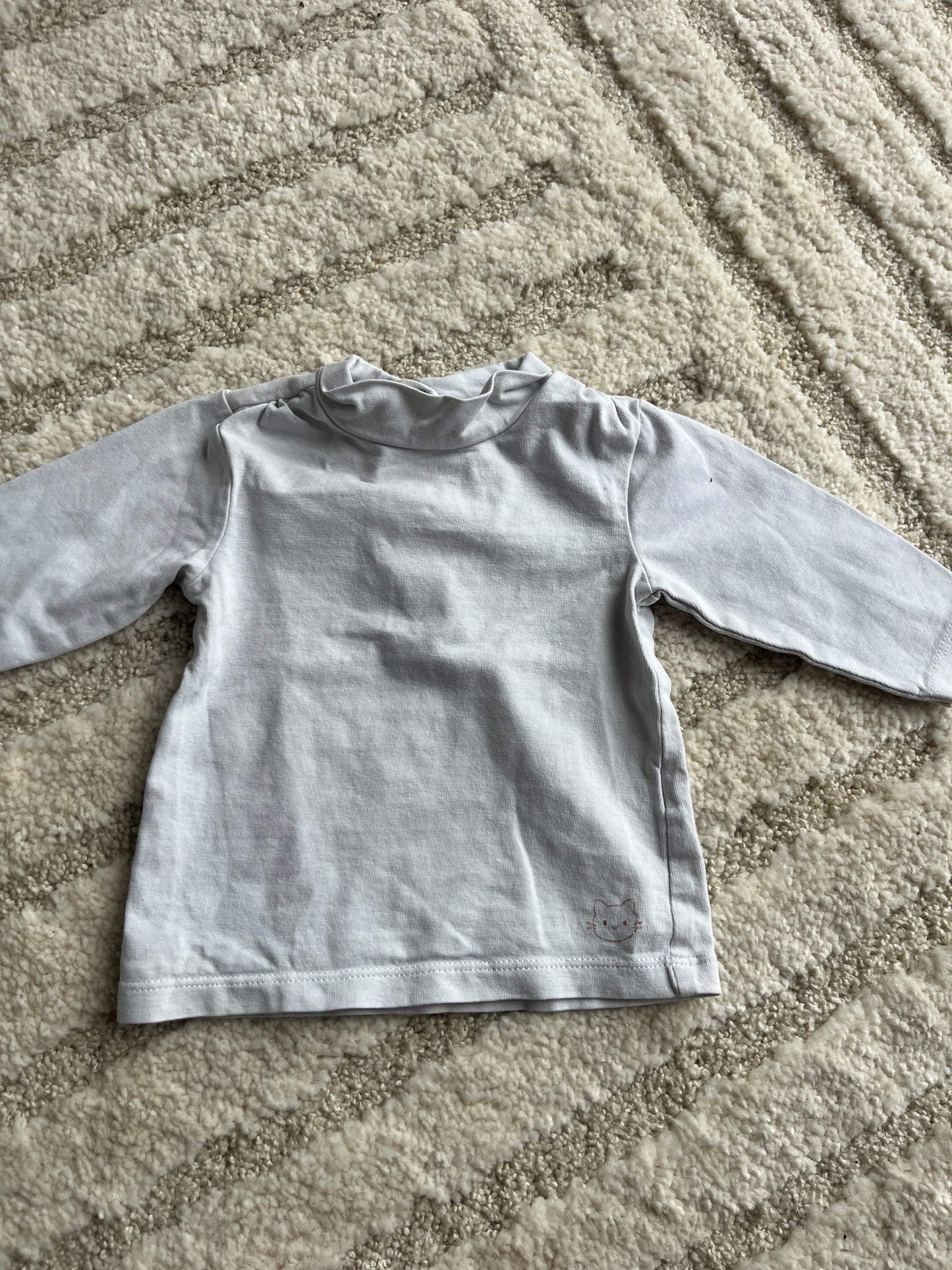 T-shirt à manches longues gris clair avec col roulé et tête de chat à paillettes - 3 mois