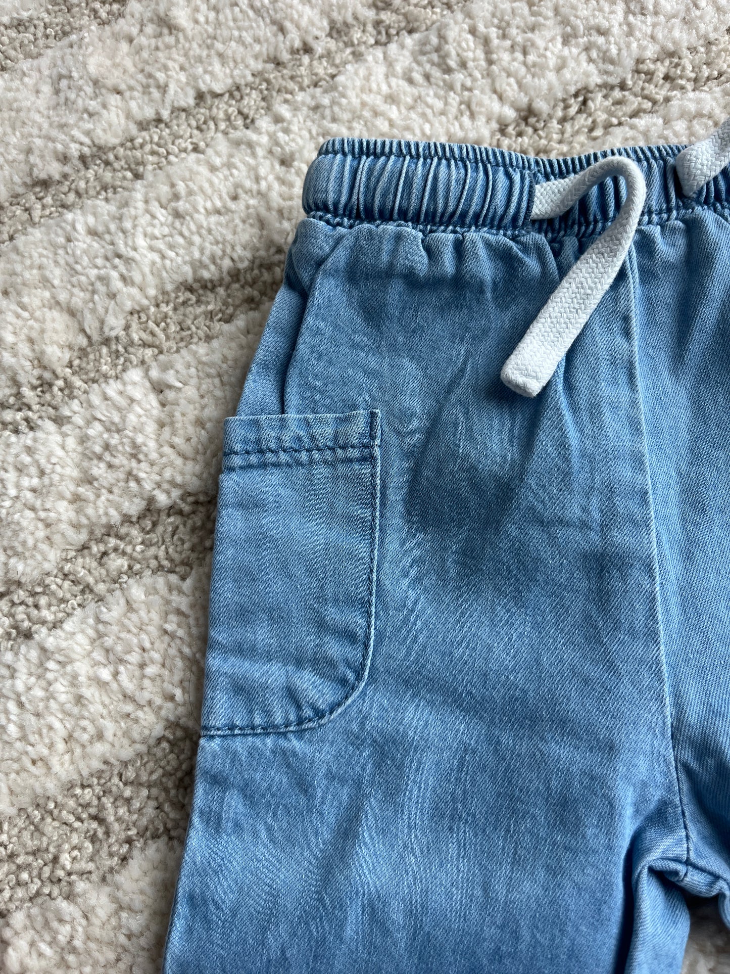 Pantalon léger effet jean bleu clair et cargo - 3 mois