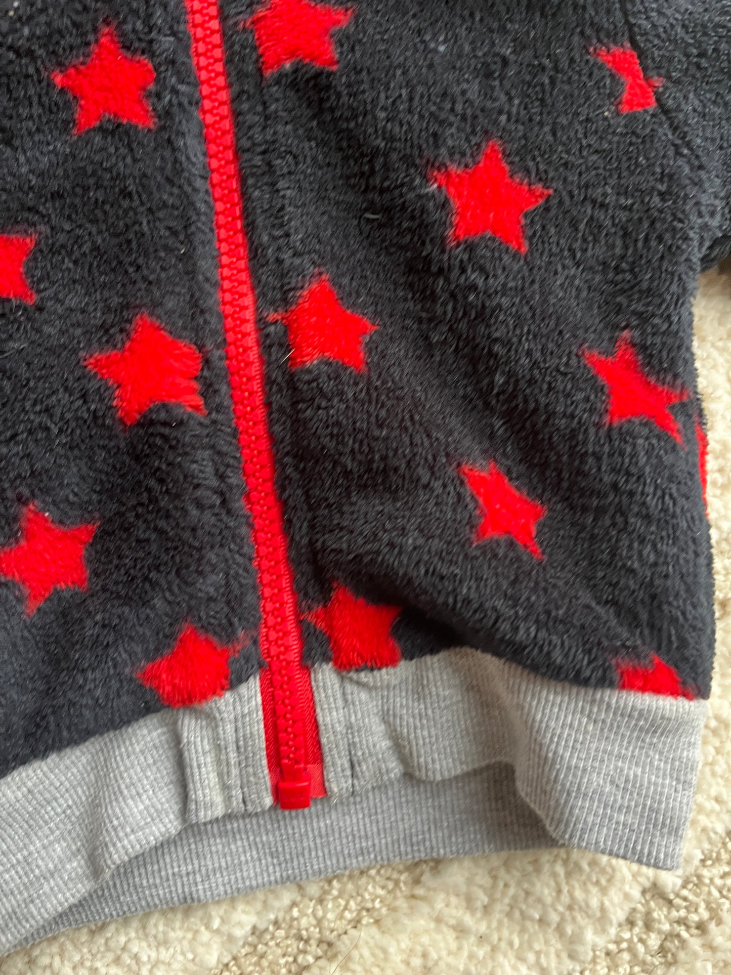 Gilet à capuche et à zip polaire noir avec étoiles rouges - 3 mois
