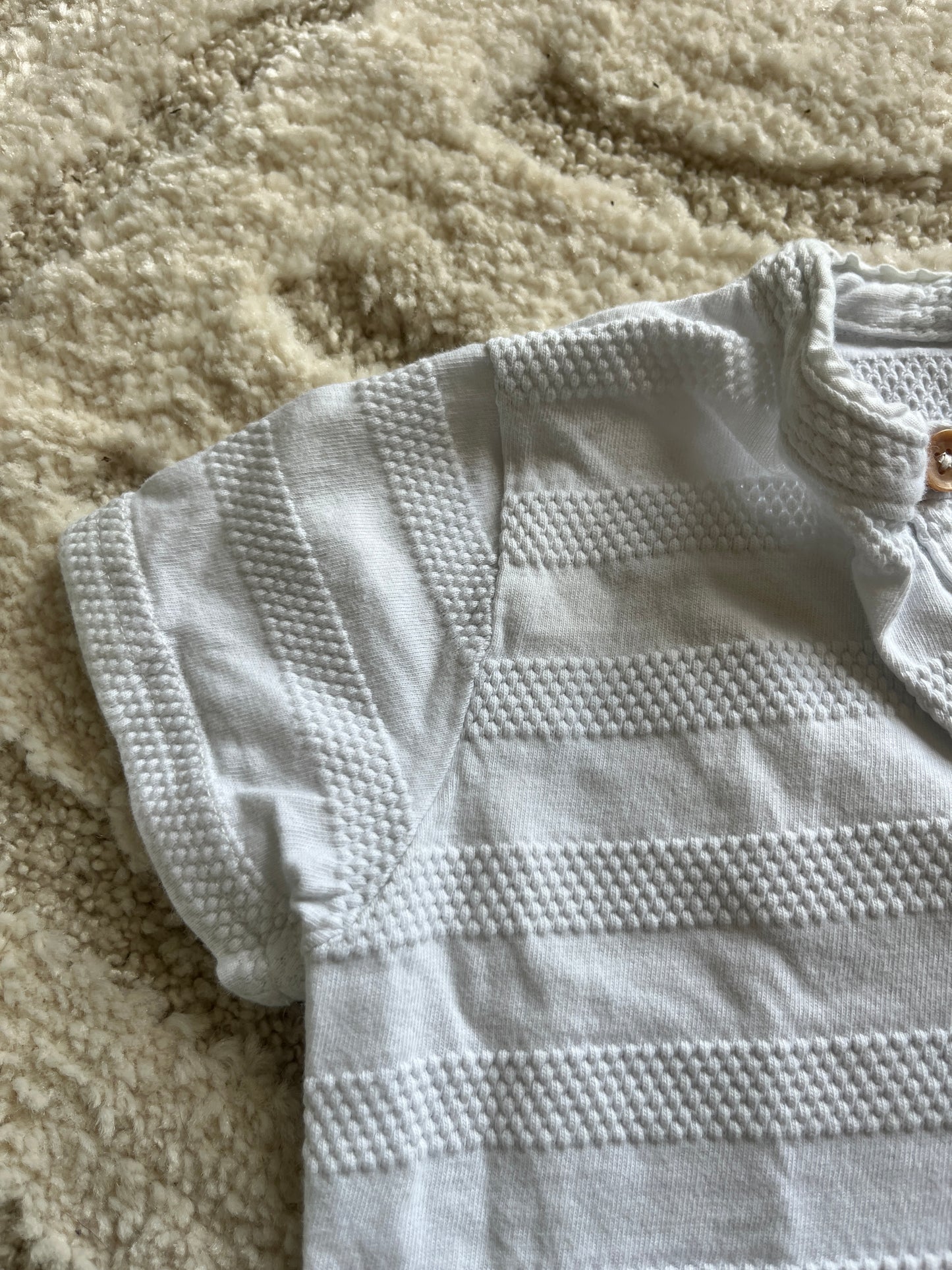 T-shirt à manches courtes blanc à rayures en maille gaufrée - 24 mois