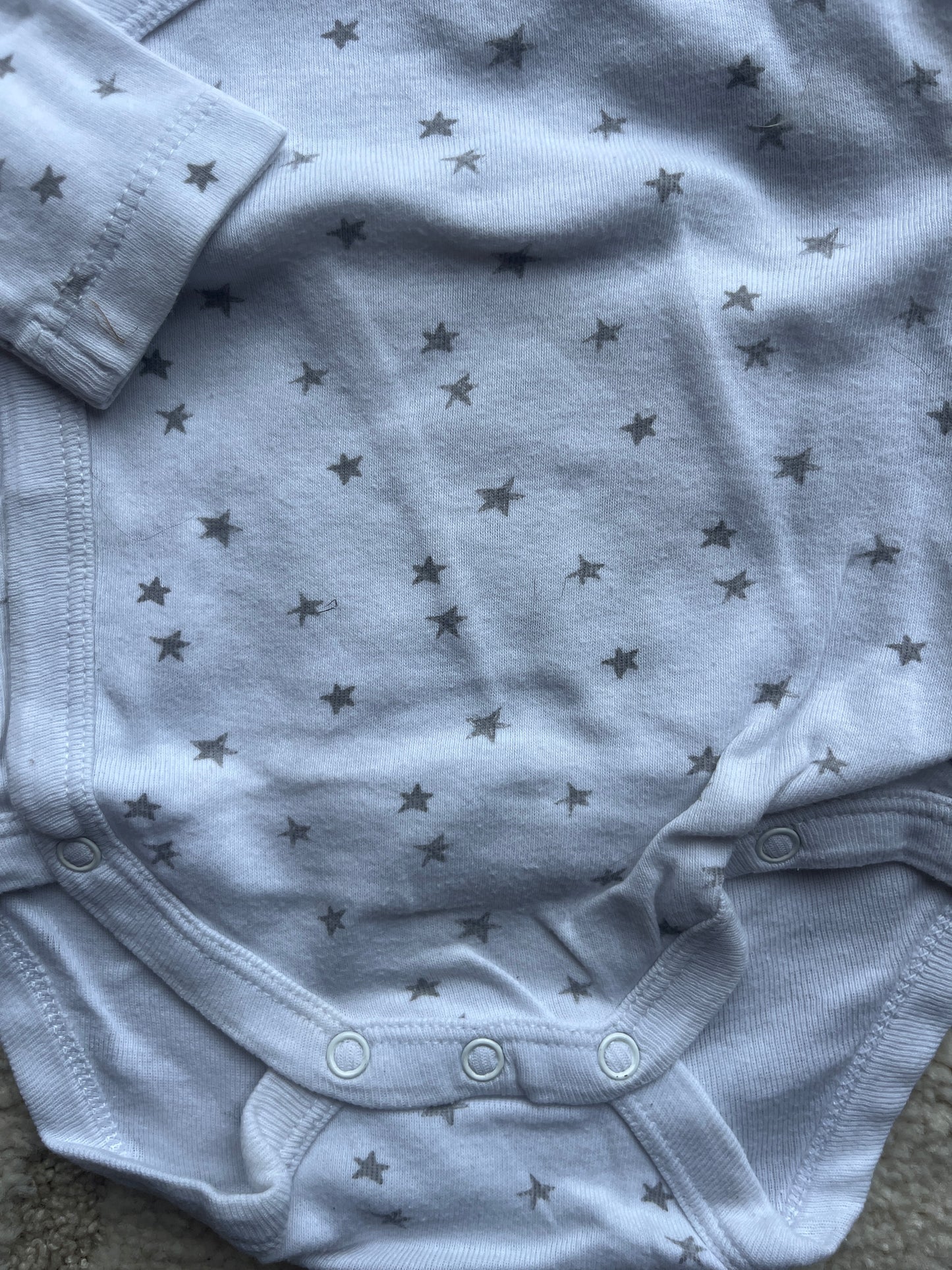 Body à manches longues asymétrique blanc avec étoiles grises Kiabi - 6 mois