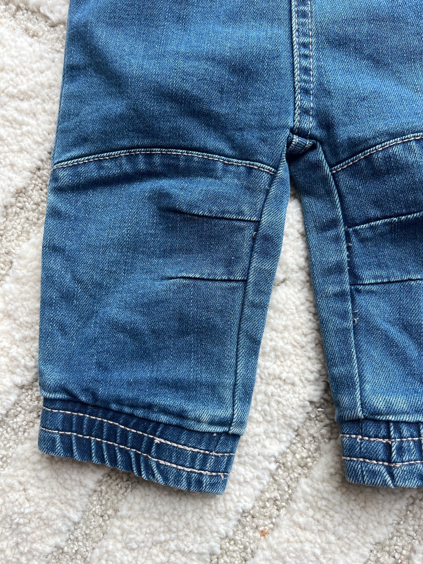 Jean bleu avec coutures apparentes - 6 mois