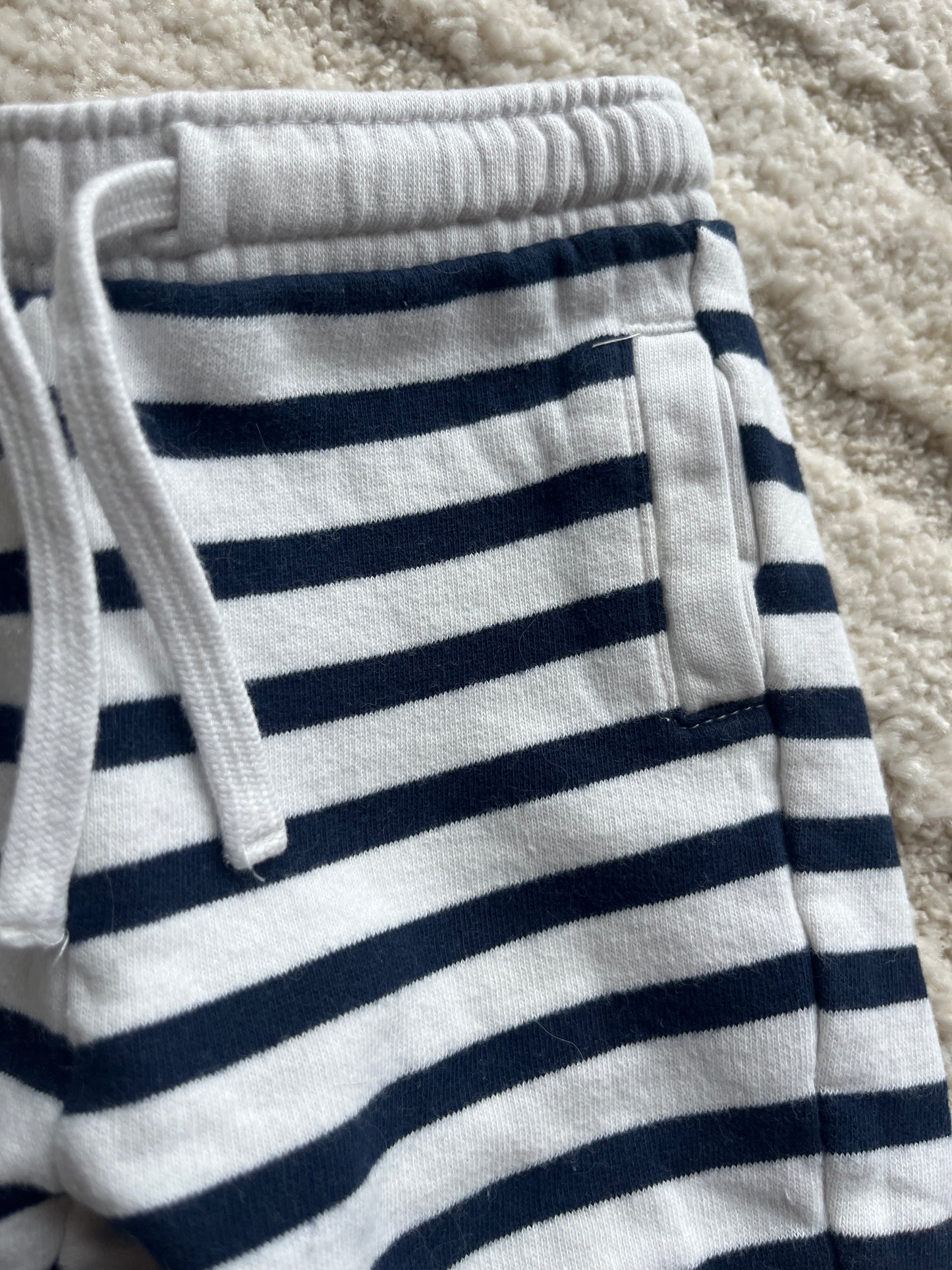 Jogging blanc rayé bleu marine molletonné à l’intérieur - 9 mois