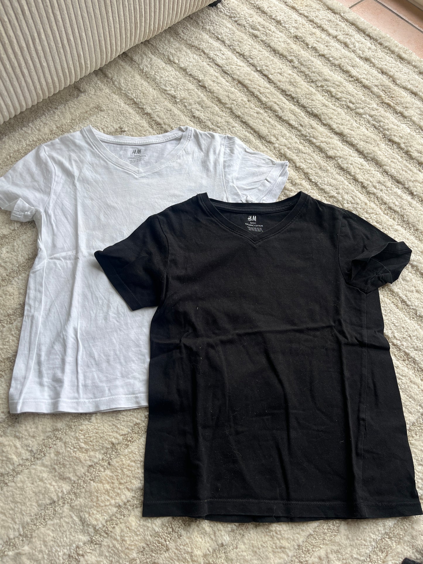 Lot de 2 t-shirt à manches courtes col V noir et blanc H&M - 6/8 ans