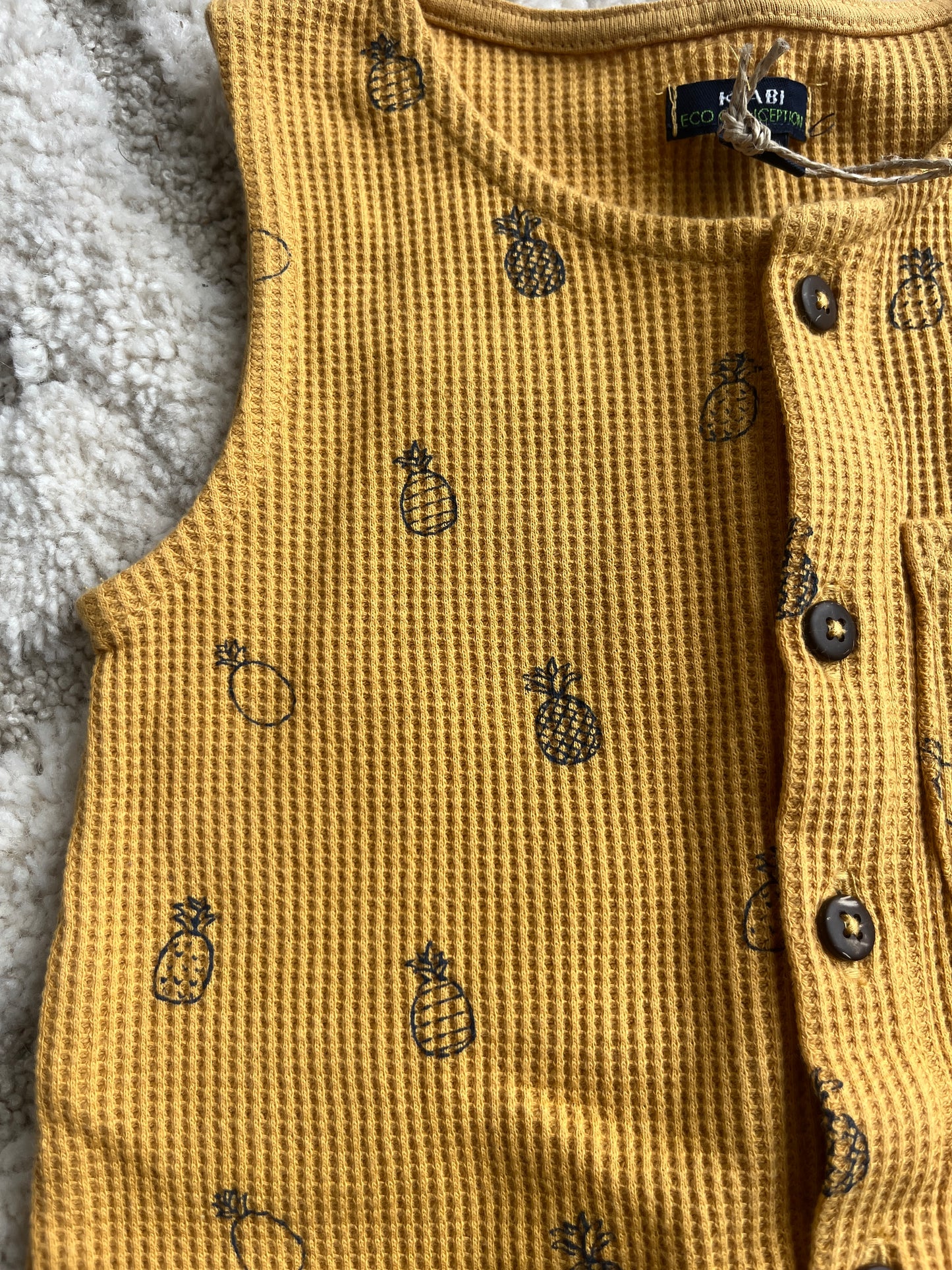 Barboteuse en maille gaufrée motifs ananas moutarde NEUF - 6 mois