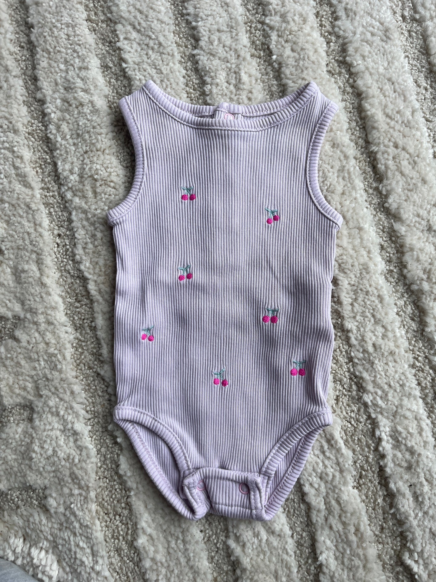Body sans manches côtelé violet motifs cerises - 1 mois