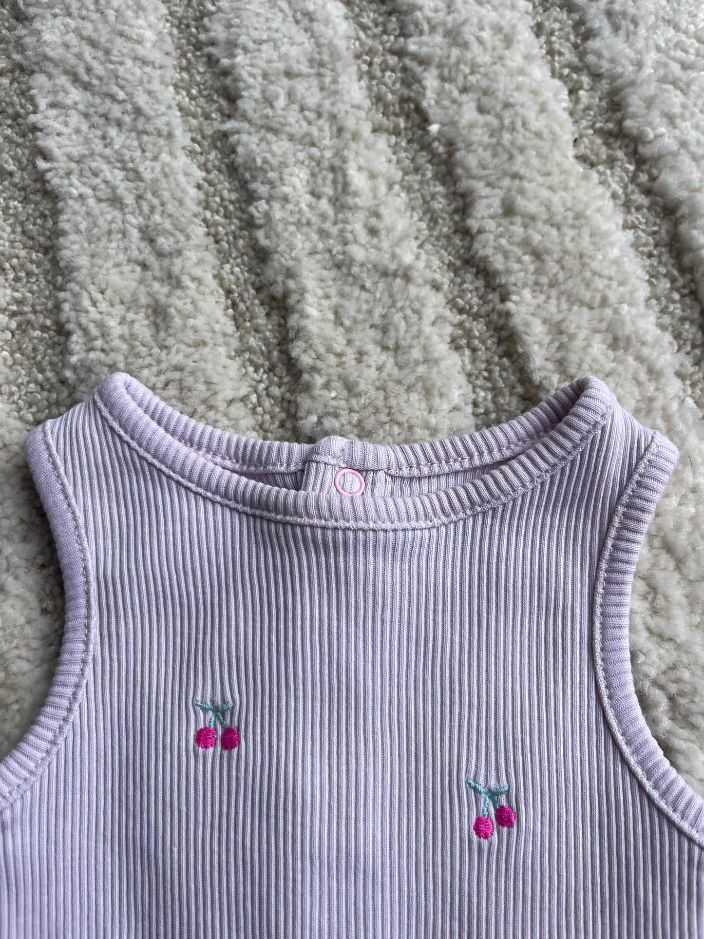 Body sans manches côtelé violet motifs cerises - 1 mois