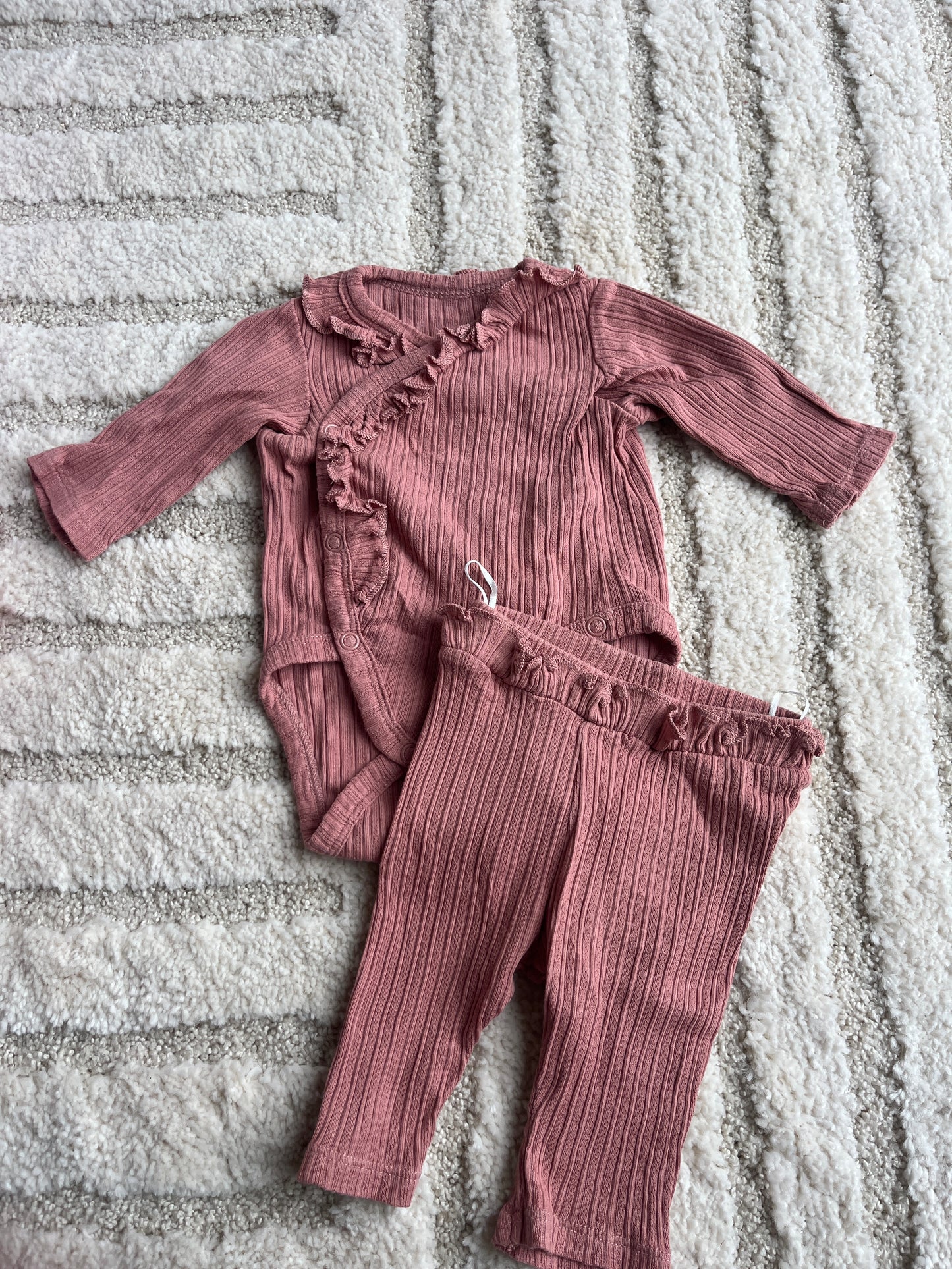 Ensemble body + legging côtelé et volanté H&M - naissance (50cm)