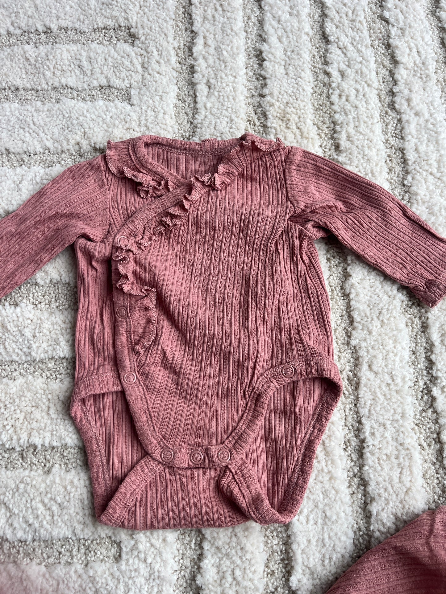 Ensemble body + legging côtelé et volanté H&M - naissance (50cm)